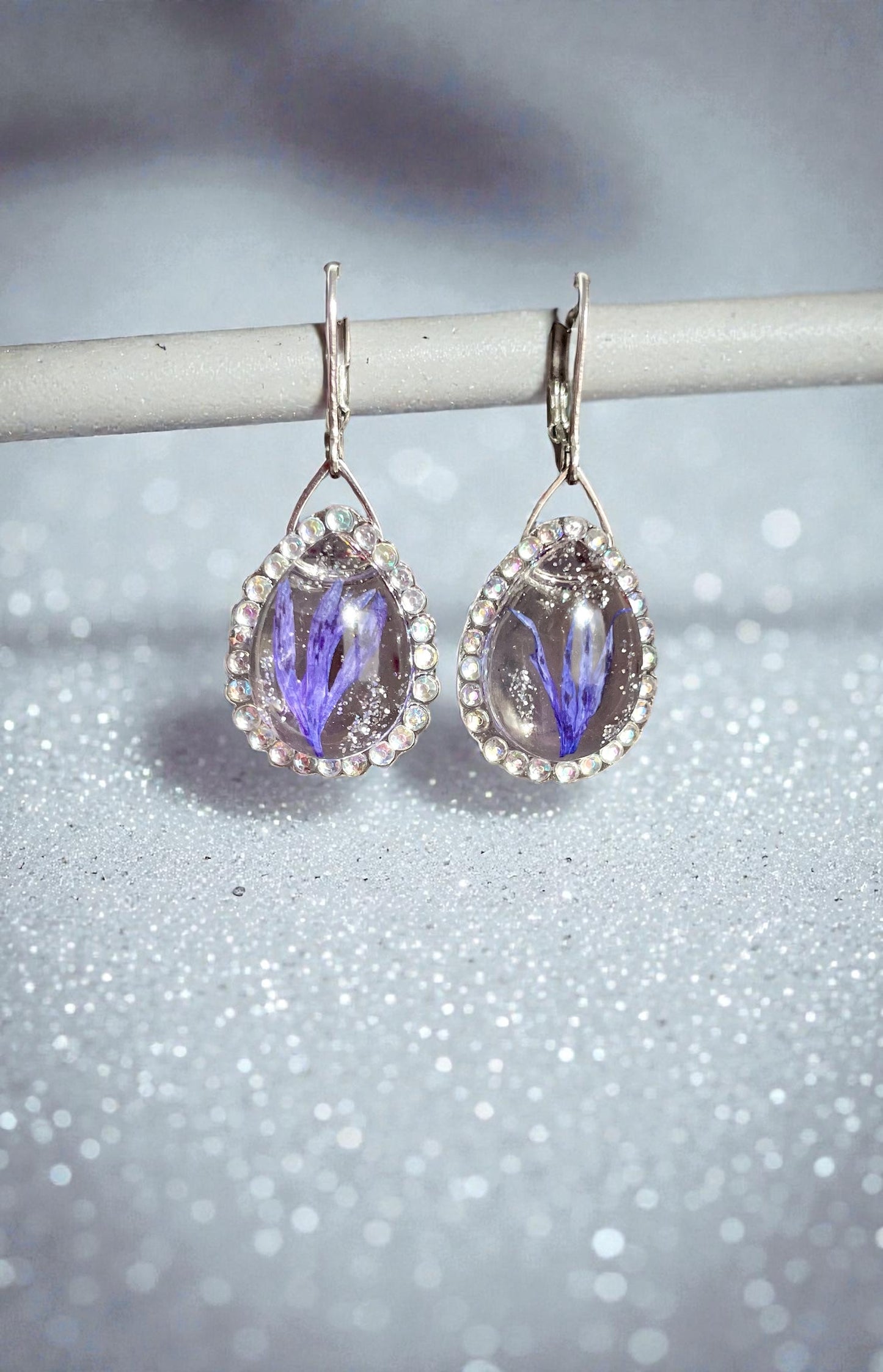 Boucles d’oreilles larmes de Bleuet & strass