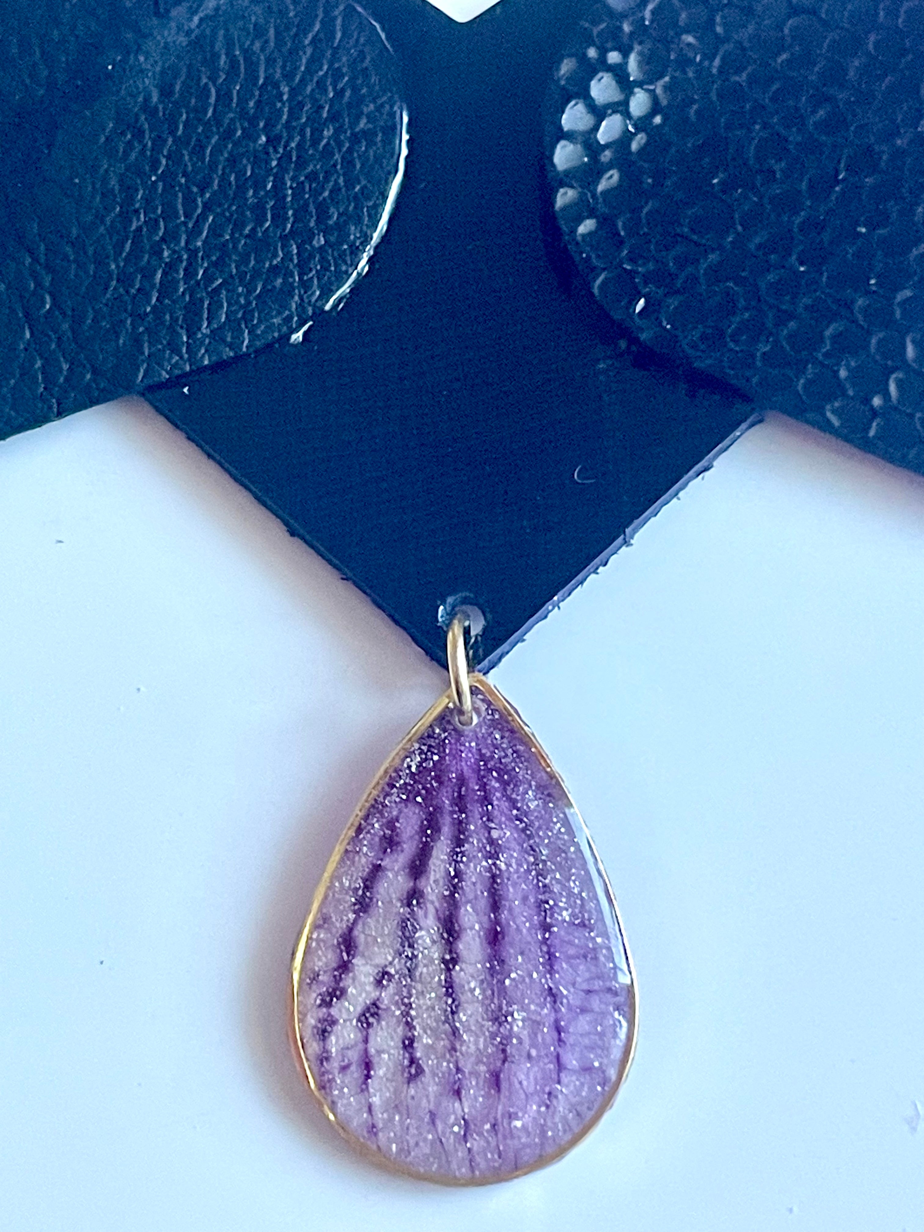 Collier Cœurs de cuir & larme d’orchidée - Aux fleurs de Chloé Collier Cœurs de cuir & larme d’orchidée Collier Collier
