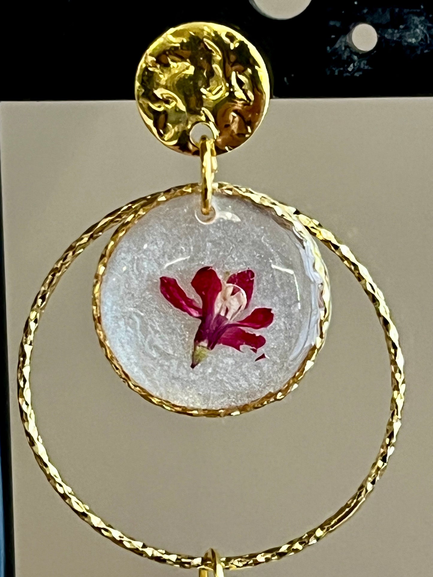 Boucles d’oreilles bohème fleurs séchées – Doré & nacre