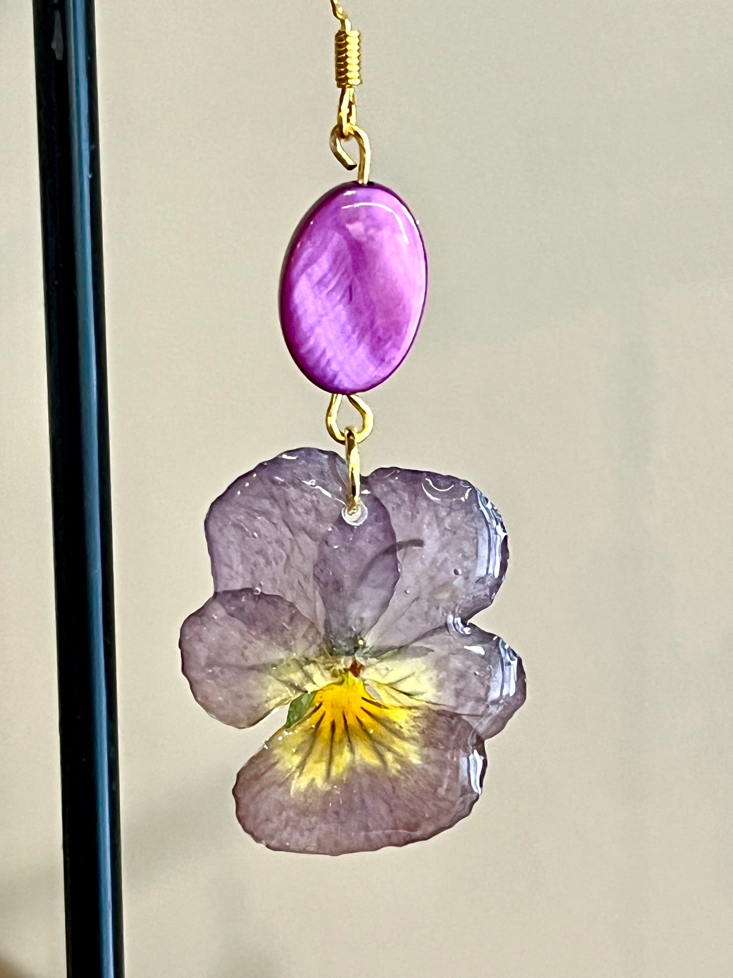 Boucles d’Oreilles Pensées Naturelles & Nacre – Éclat Bohème