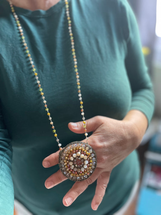 Collier grand médaillon perles de verre