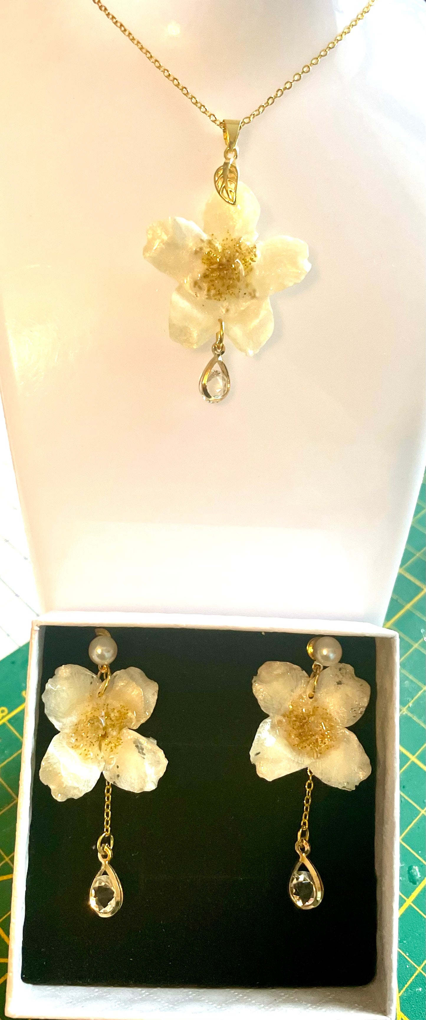 Parure bijoux fleurs de seringat pailletées & zircon