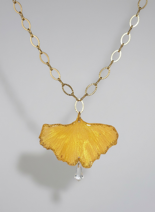 Collier feuille de Ginkgo & goutte Swarovski - Aux fleurs de Chloé Collier feuille de Ginkgo & goutte Swarovski Collier Collier