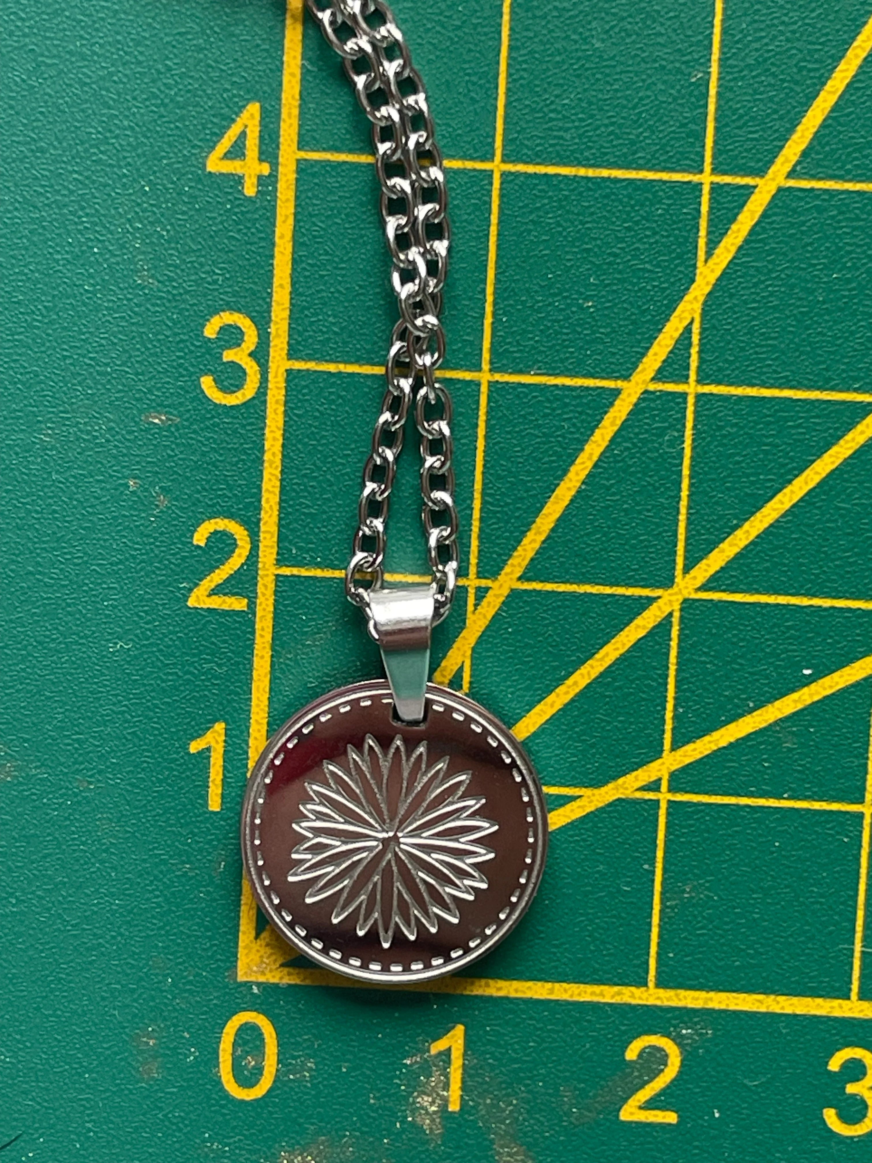 Médaillon fleur de Naissance Aster - septembre - Aux fleurs de Chloé Médaillon fleur de Naissance Aster - septembre Pendentif Pendentif