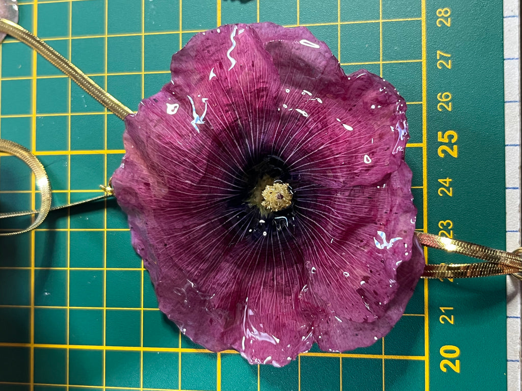 Collier « Rose Trémière Enchantée »

Un bijou floral unique, façonné avec une véritable rose trémière.