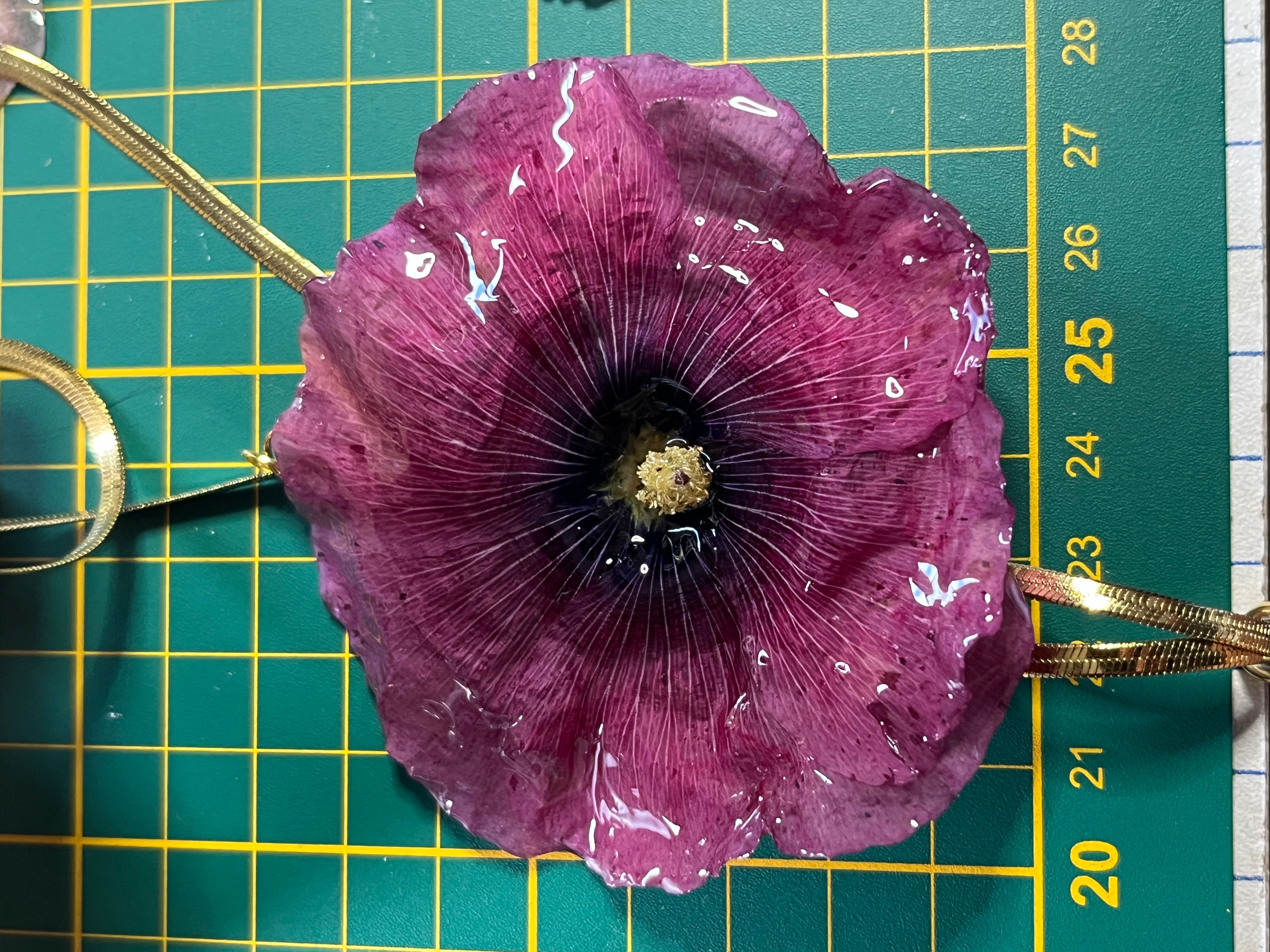Collier « Rose Trémière Enchantée »

Un bijou floral unique, façonné avec une véritable rose trémière.