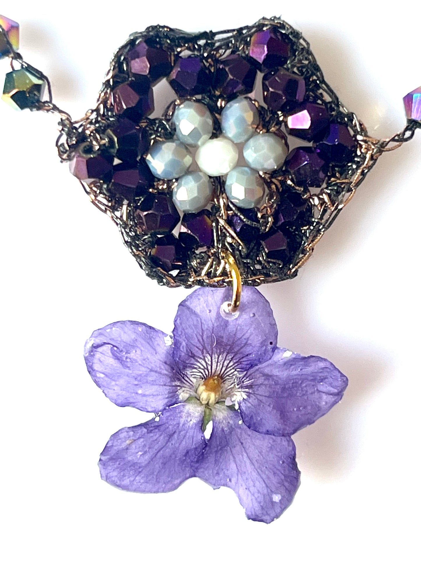 Collier au crochet & fleur naturelle de violette