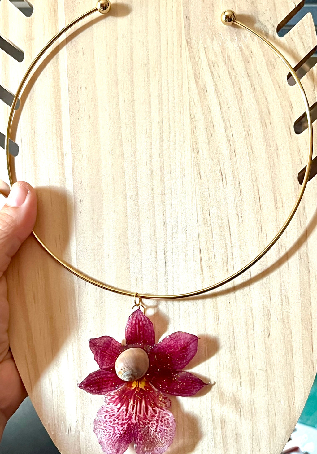 Collier ras-du-cou orchidée cambria naturelle et coquillage