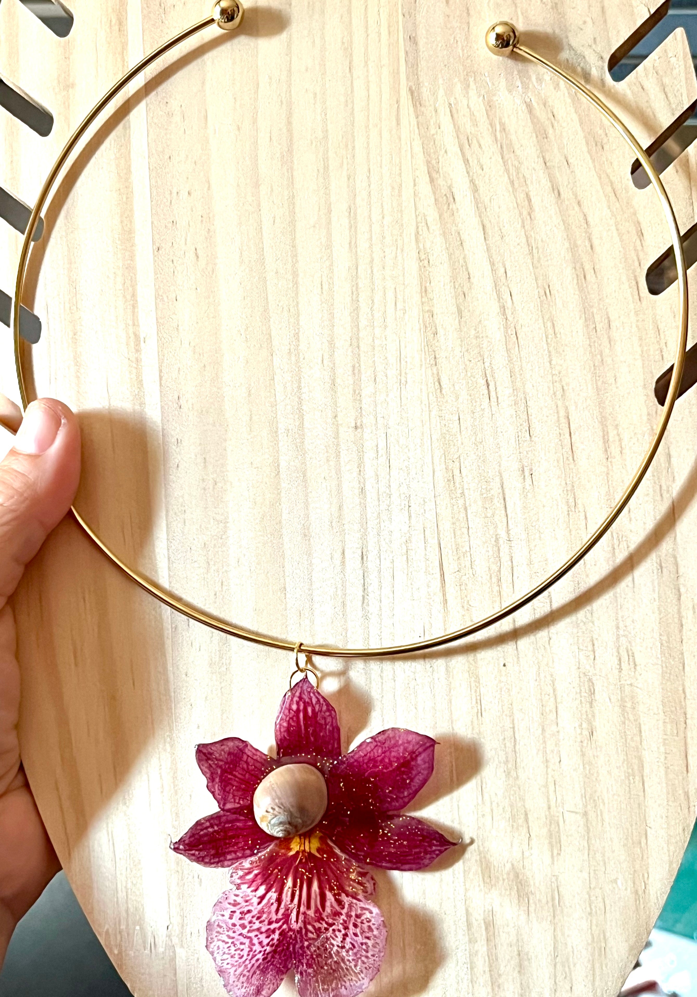 Collier ras-du-cou orchidée cambria naturelle et coquillage