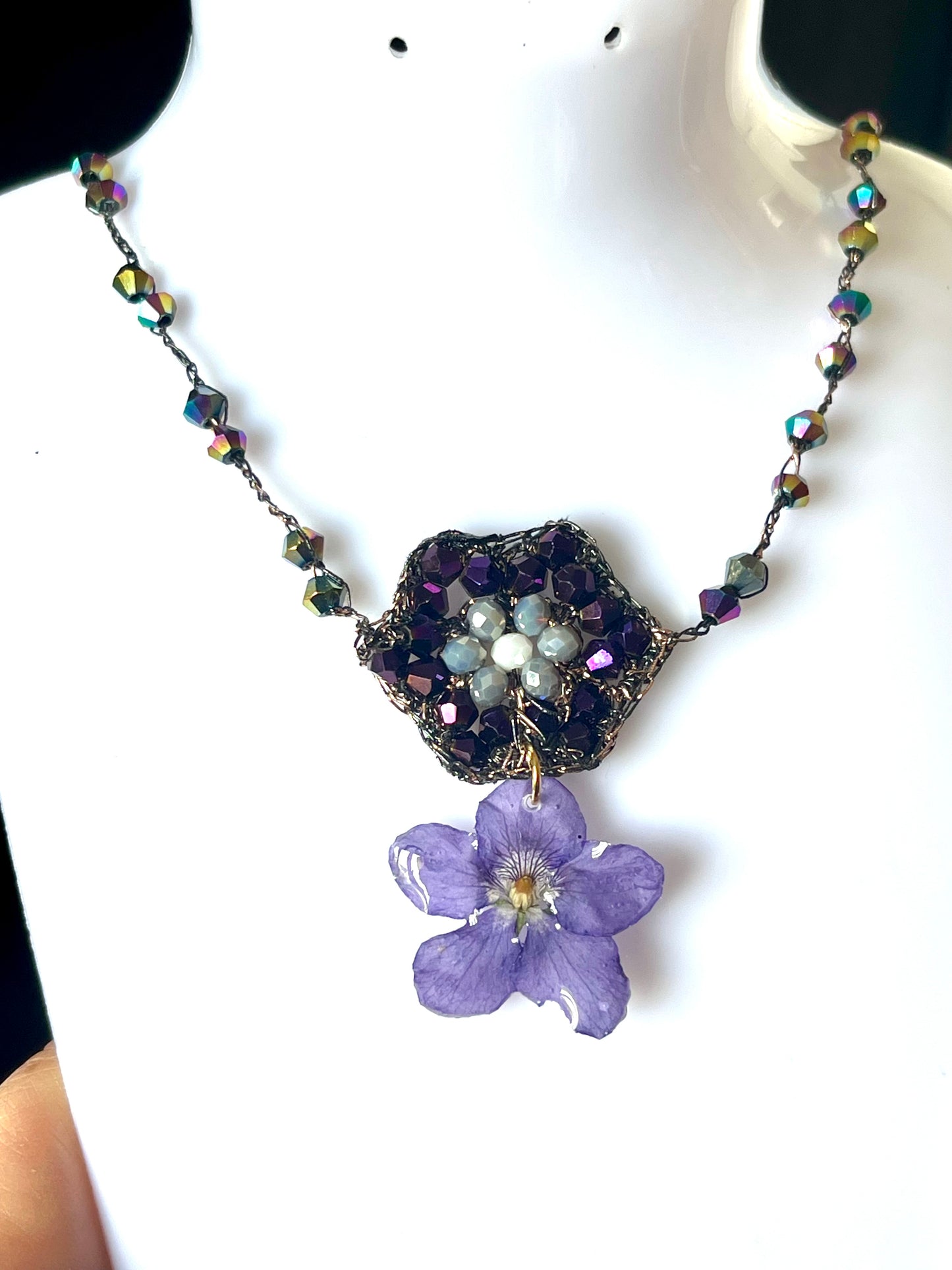 Collier au crochet & fleur naturelle de violette