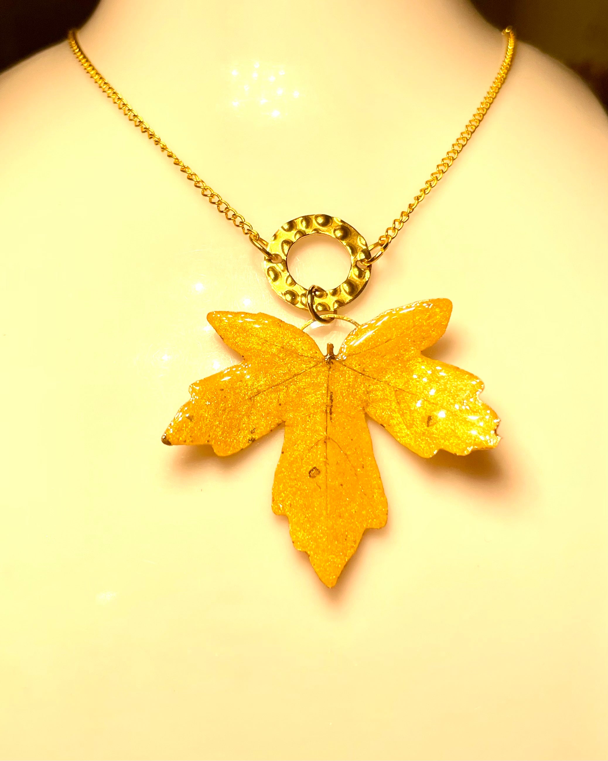 Collier feuille Érable champêtre jaune - Aux fleurs de Chloé Collier feuille Érable champêtre jaune Collier Collier
