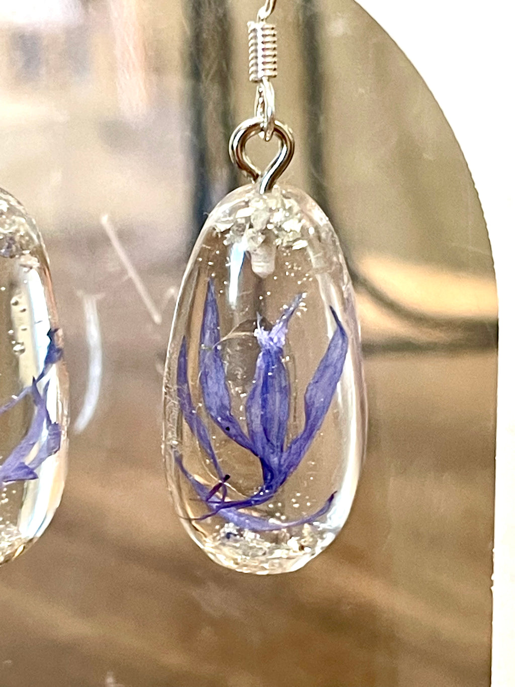 Boucles d’oreilles galets de pétales de Bleuet - Aux fleurs de Chloé Boucles d’oreilles galets de pétales de Bleuet Boucles d’oreilles Boucles d’oreilles