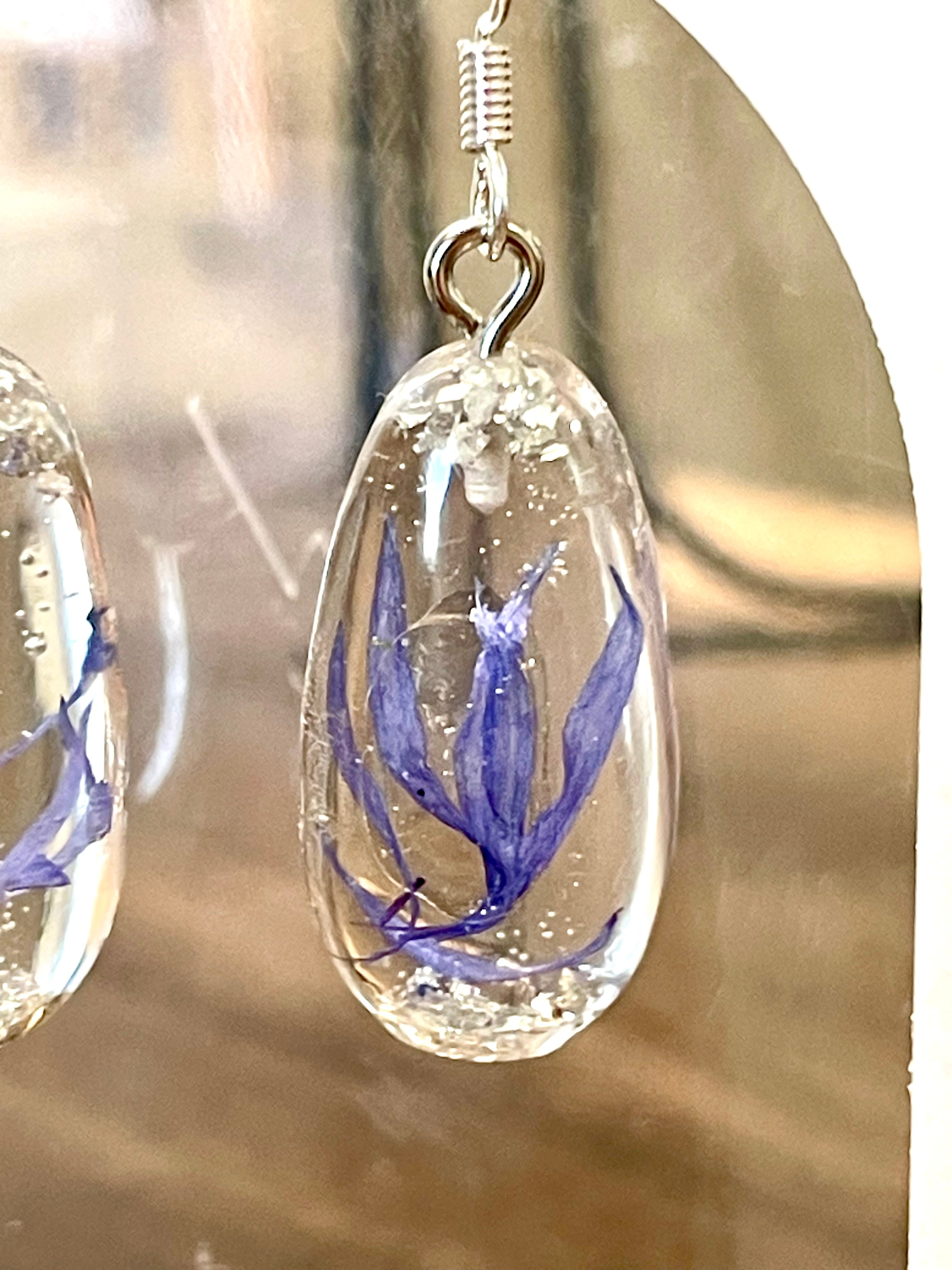 Boucles d’oreilles galets de pétales de Bleuet - Aux fleurs de Chloé Boucles d’oreilles galets de pétales de Bleuet Boucles d’oreilles Boucles d’oreilles
