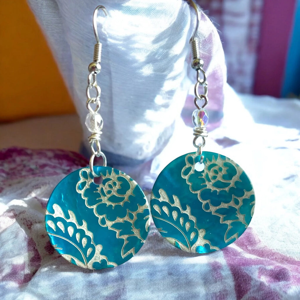 Boucles d’oreilles sequins de nacre bleus - Aux fleurs de Chloé Boucles d’oreilles sequins de nacre bleus  
