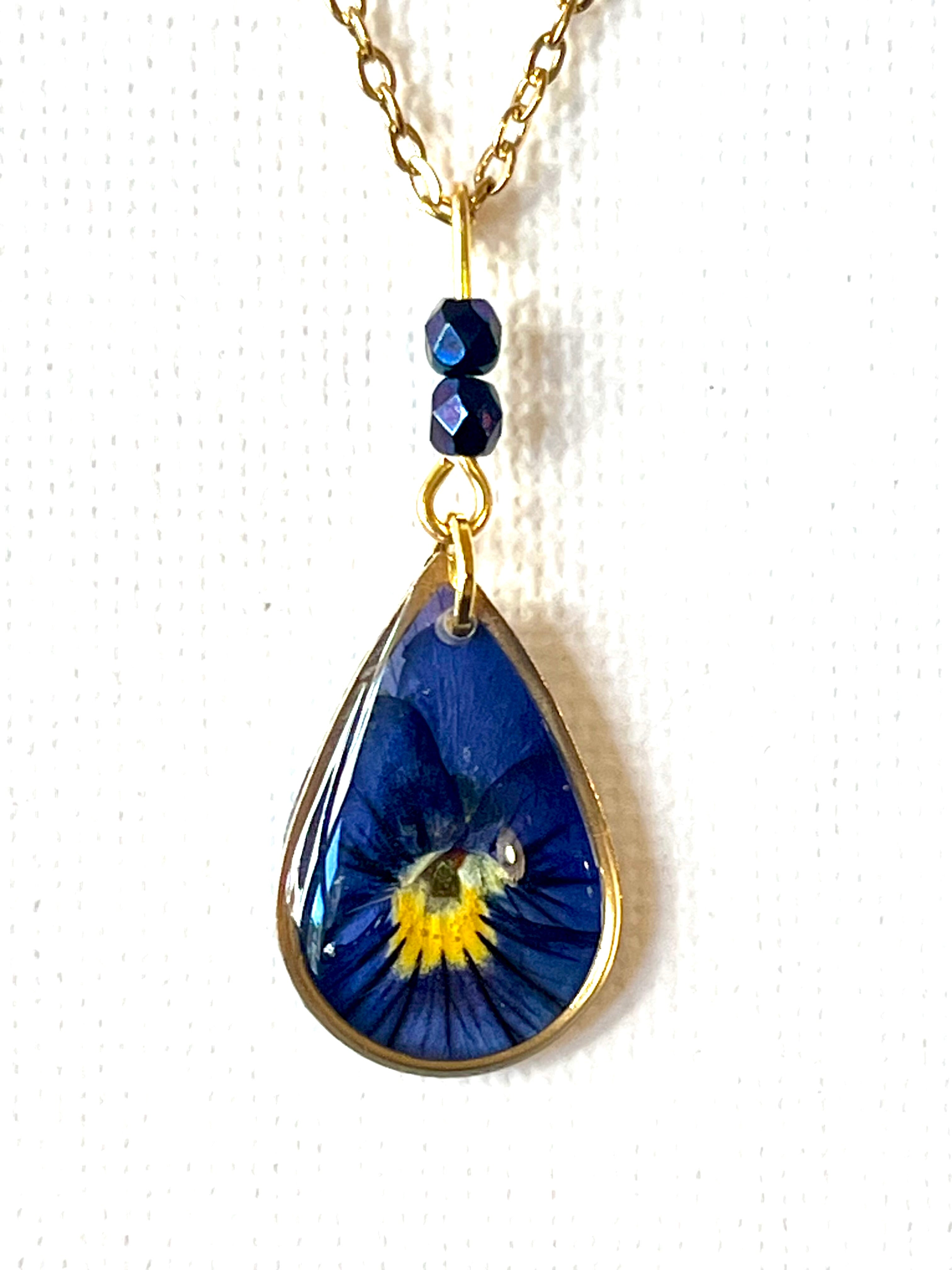 Collier “Pensée Naturelle” – Fleur authentique encapsulée