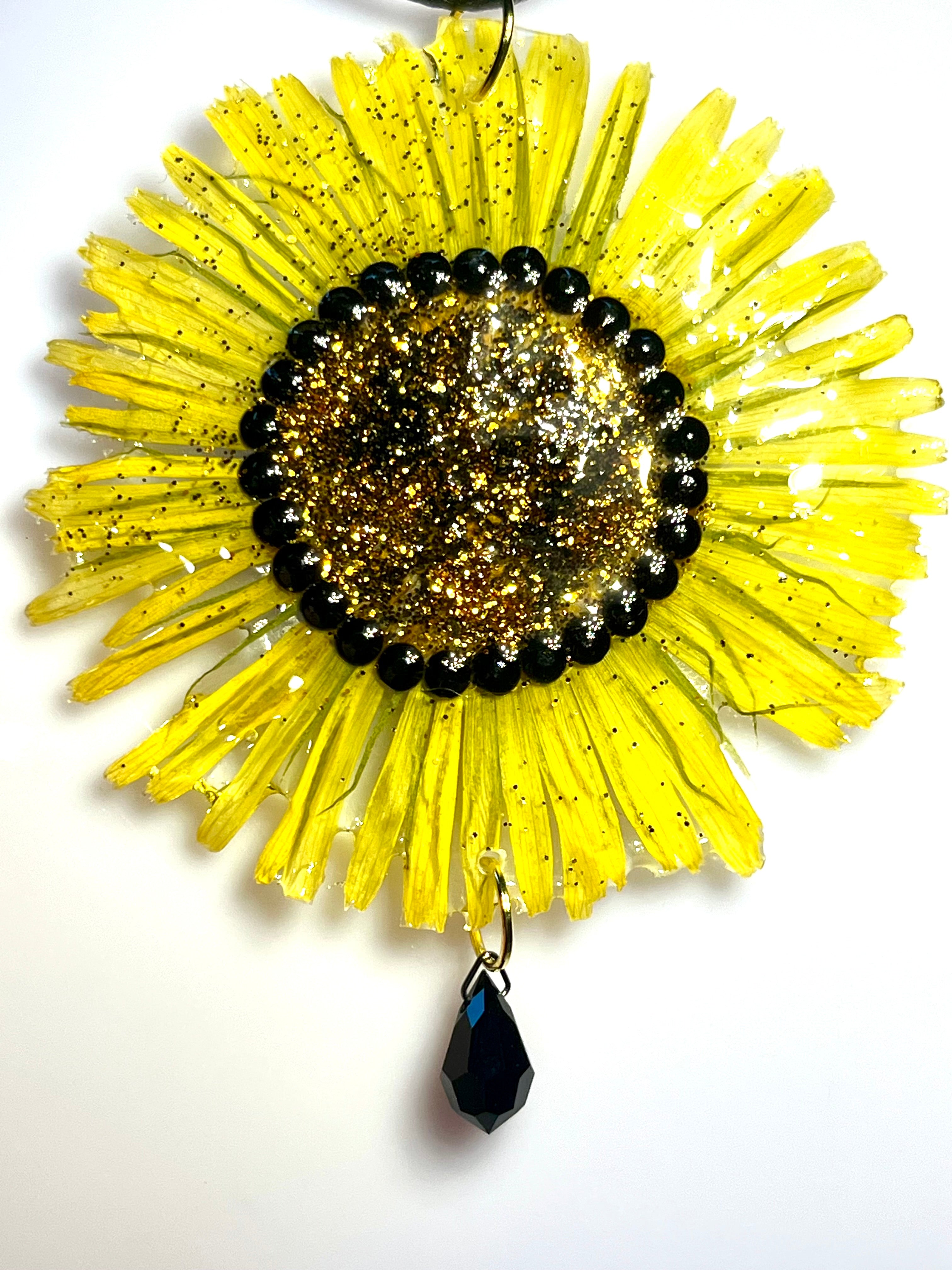 Collier Grande Marguerite en fleur naturelle résinée