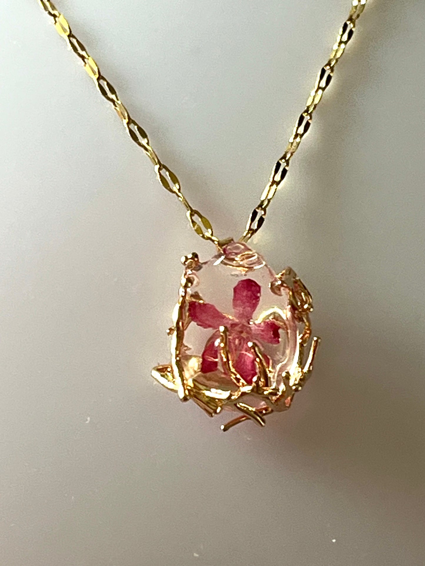 Collier “Éclat Floral” – Fleur naturelle de Groseillier