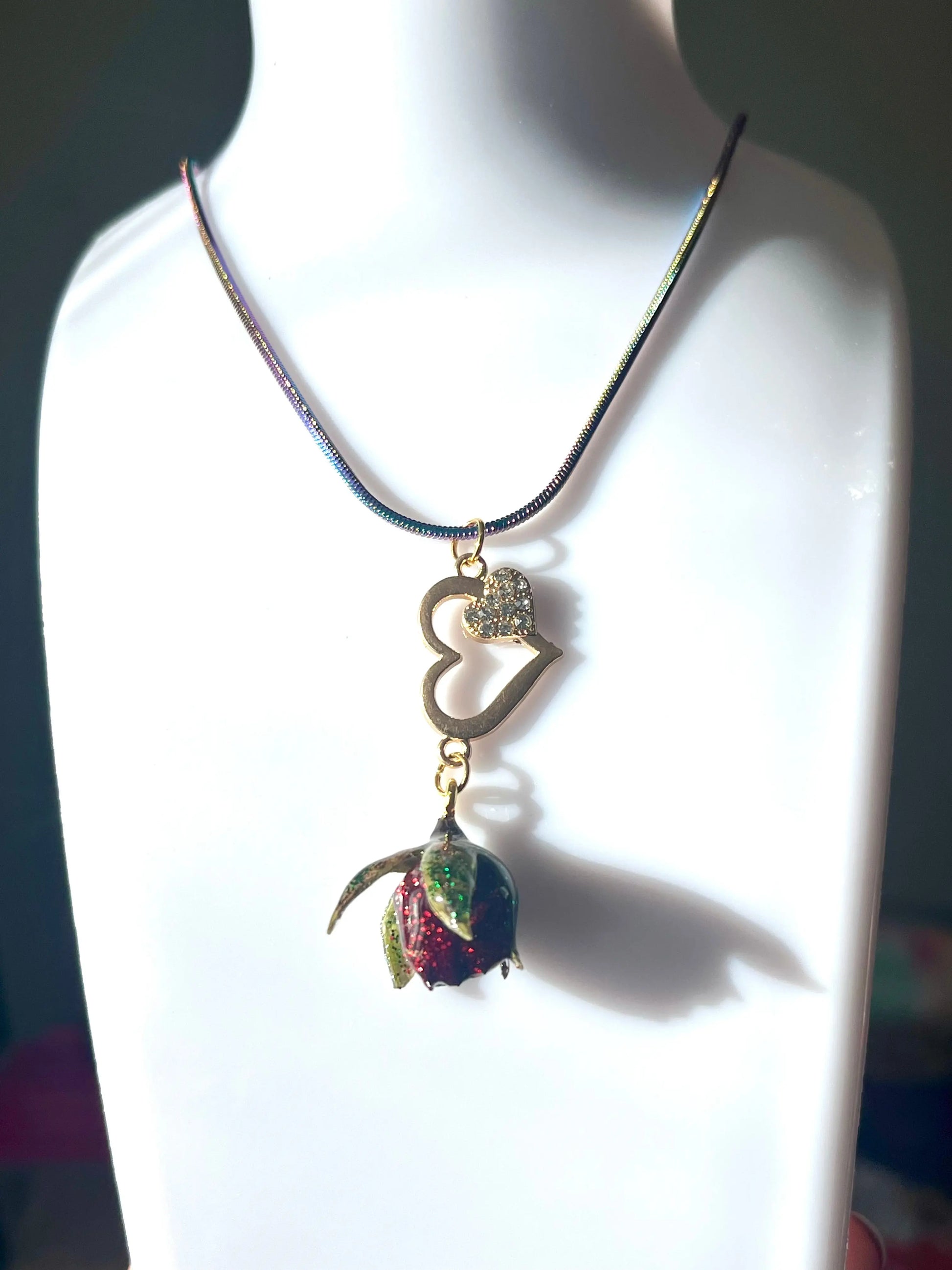 Collier bouton de Rose rouge & cœur zircons Aux fleurs de Chloé