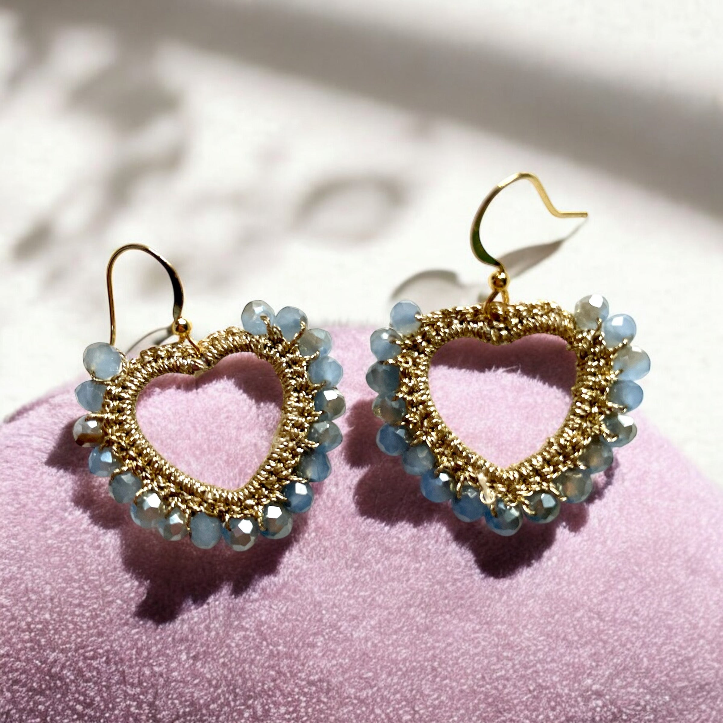 Boucles d’oreilles cœurs de perles de verre - Aux fleurs de Chloé Boucles d’oreilles cœurs de perles de verre Boucles d’oreilles Boucles d’oreilles