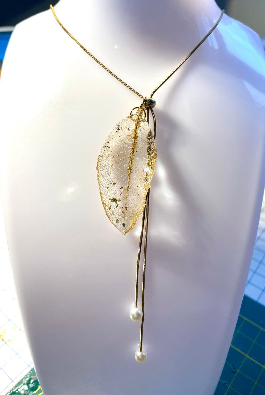 Collier ajustable dentelle végétale Magnolia - Aux fleurs de Chloé Collier ajustable dentelle végétale Magnolia Collier Collier