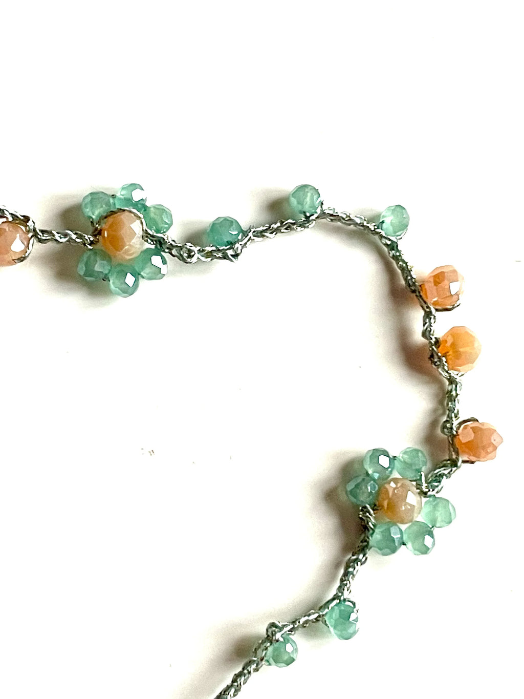 Collier fleurs de perles de verre tchèque abricot et vert d’eau - Aux fleurs de Chloé Collier fleurs de perles de verre tchèque abricot et vert d’eau Collier Collier