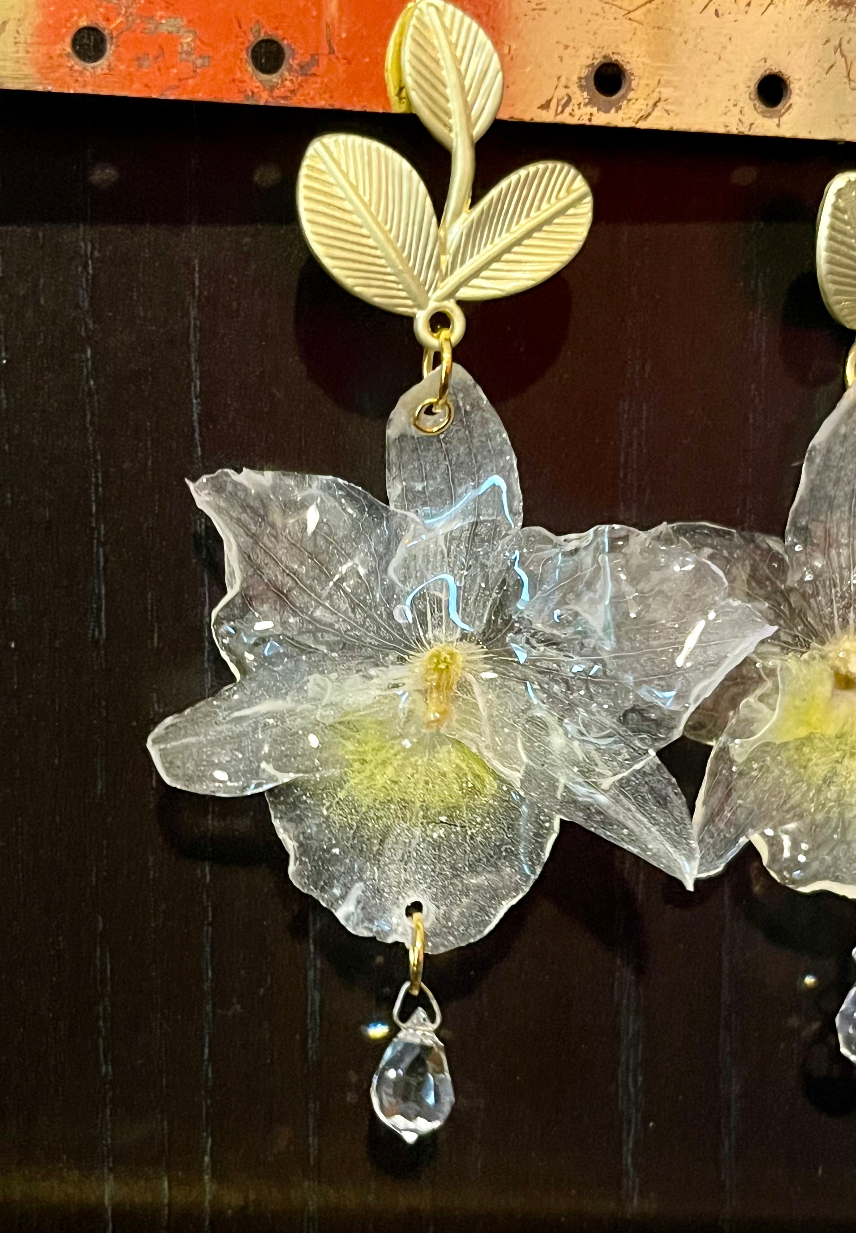 Boucles d’oreilles Orchidée Bambou – Fleur naturelle résinée