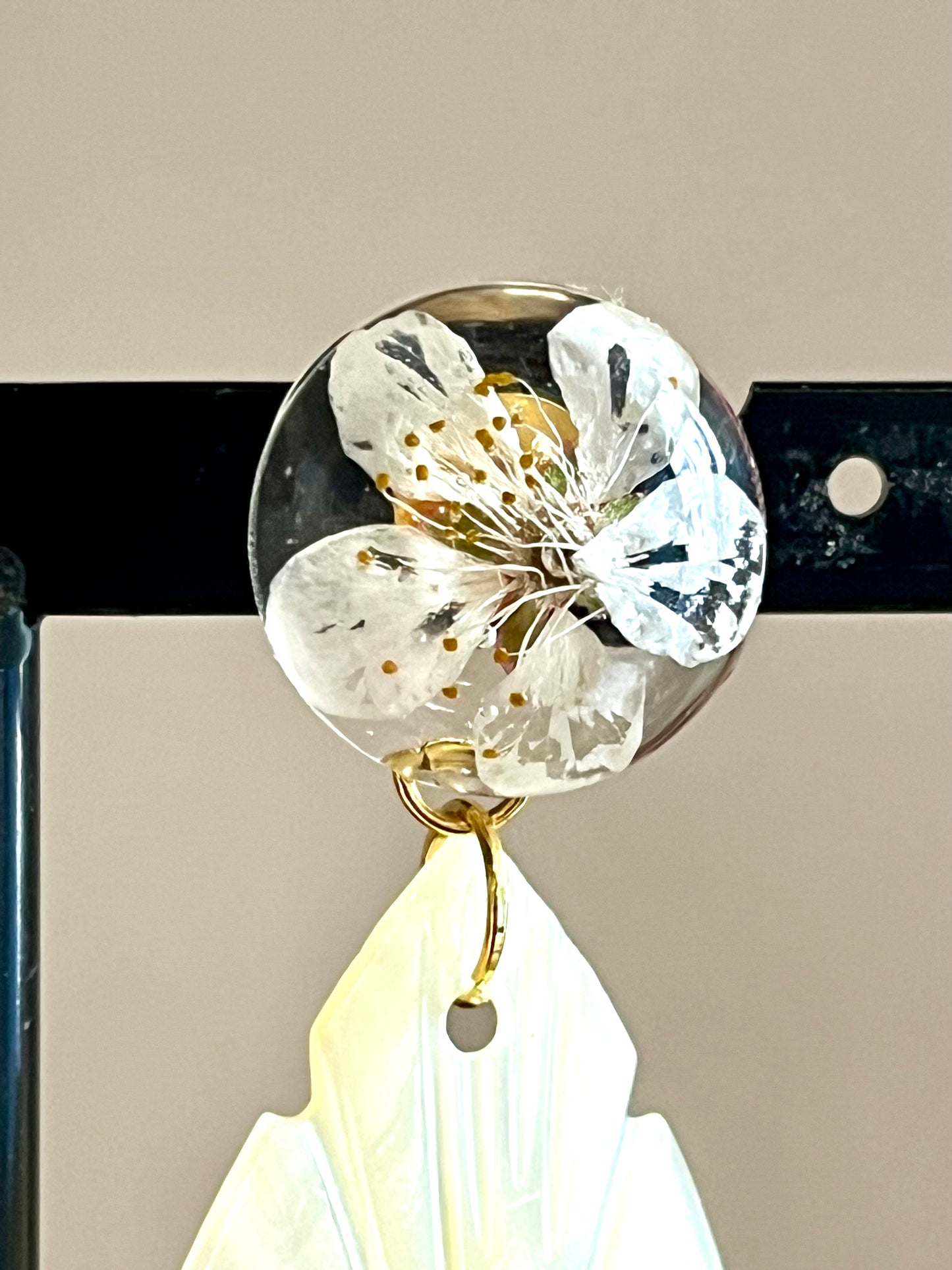 🌸 Boucles d’oreilles Fleur & Nacre – Élégance artisanale