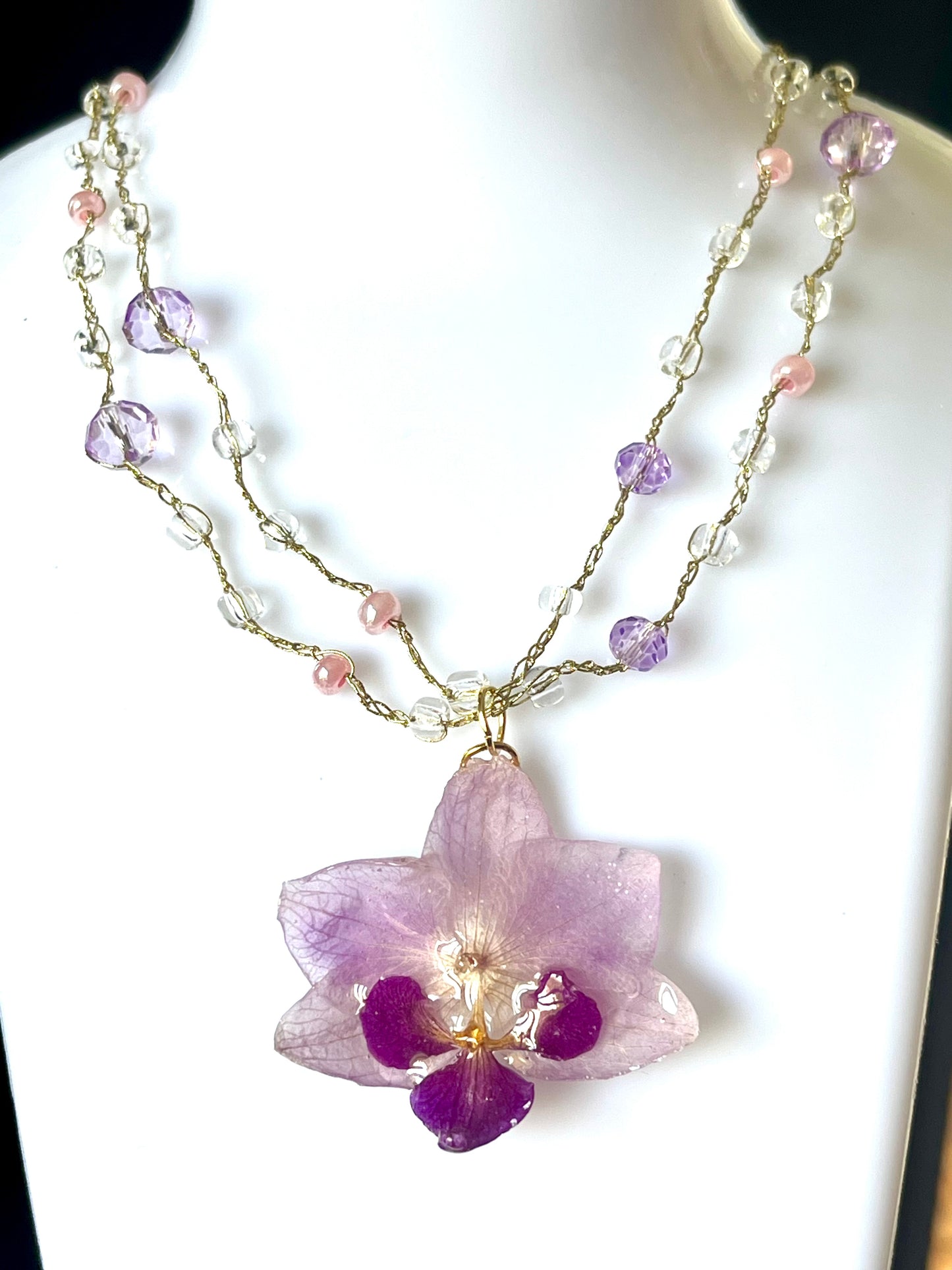 Collier au crochet & fleur naturelle d’orchidée