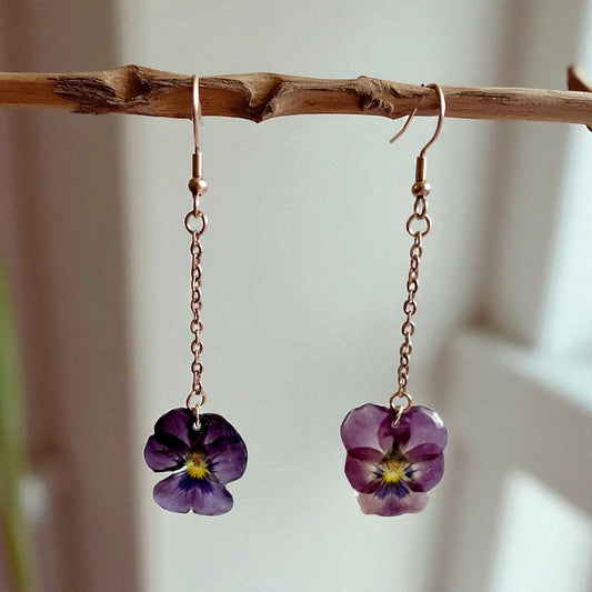 Boucles d’oreilles pendantes or rose petites pensées