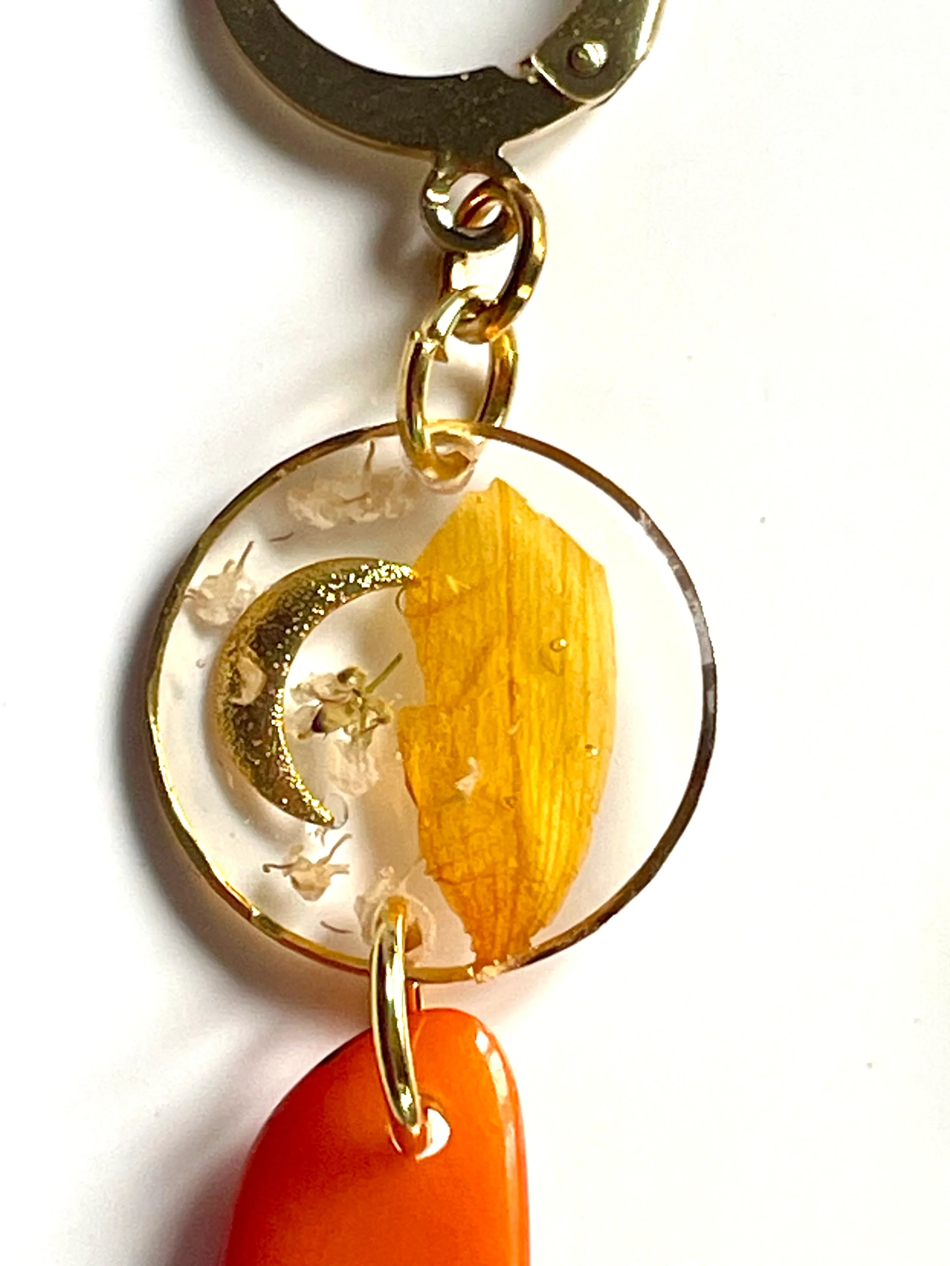 Boucles d’oreilles ivoire végétal orange et pétale de tournesol - Aux fleurs de Chloé Boucles d’oreilles ivoire végétal orange et pétale de tournesol Boucles d’oreilles Boucles d’oreilles