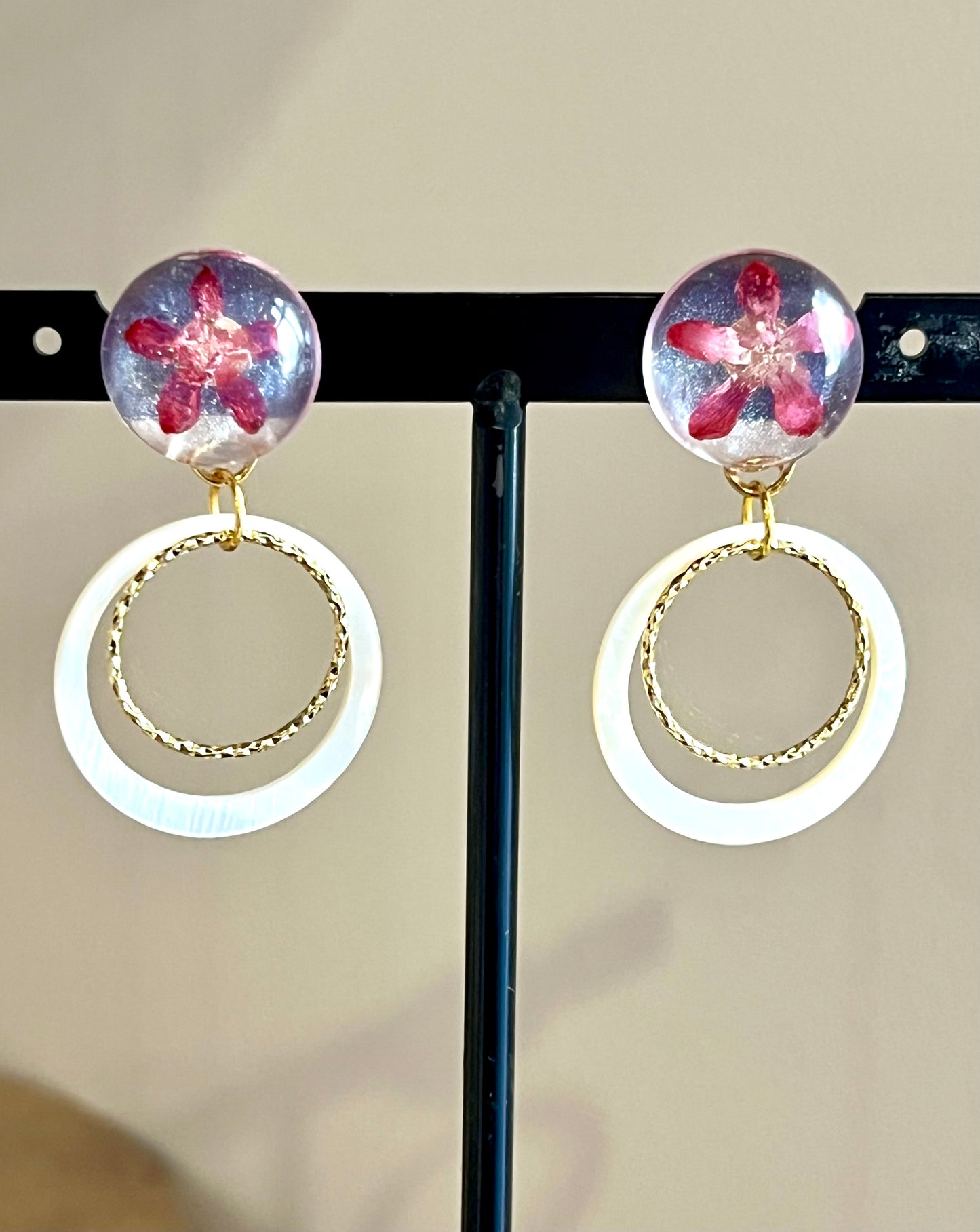 Boucles d’oreilles fleuries résine & anneaux nacrés