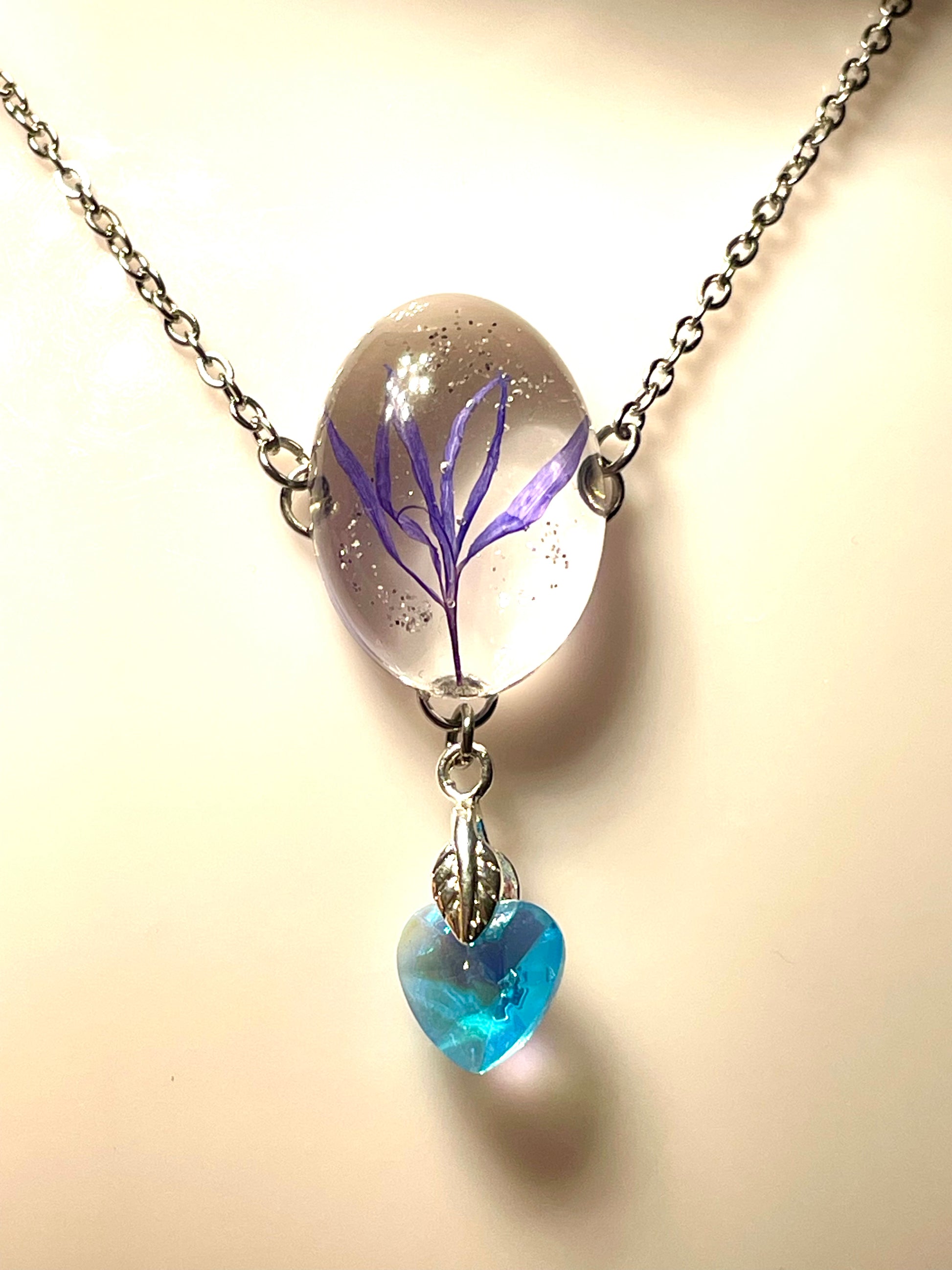 Collier choker pétale de Bleuet& cœur de cristal bleu - Aux fleurs de Chloé Collier choker pétale de Bleuet& cœur de cristal bleu Collier Collier