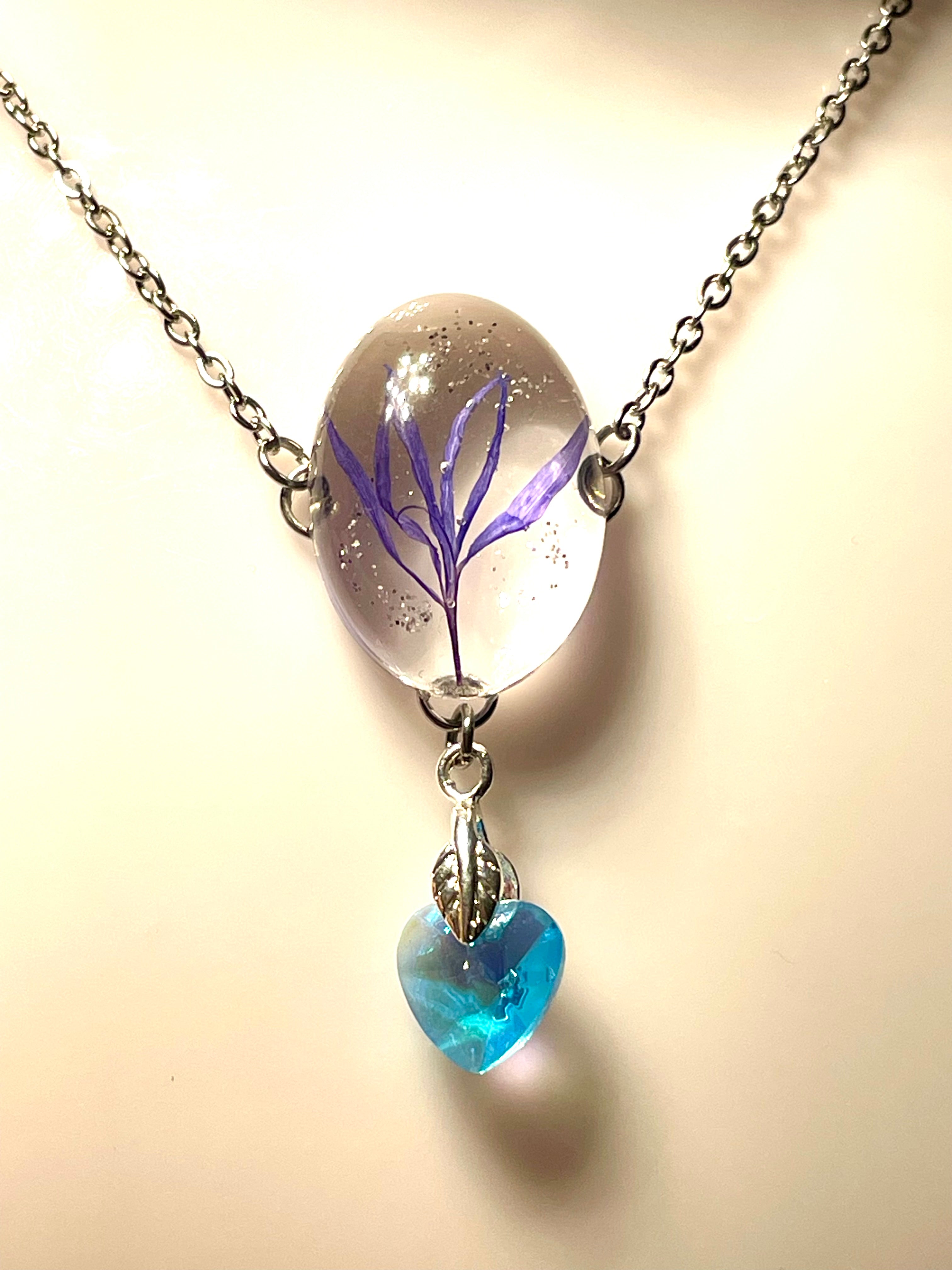 Collier choker pétale de Bleuet& cœur de cristal bleu - Aux fleurs de Chloé Collier choker pétale de Bleuet& cœur de cristal bleu Collier Collier