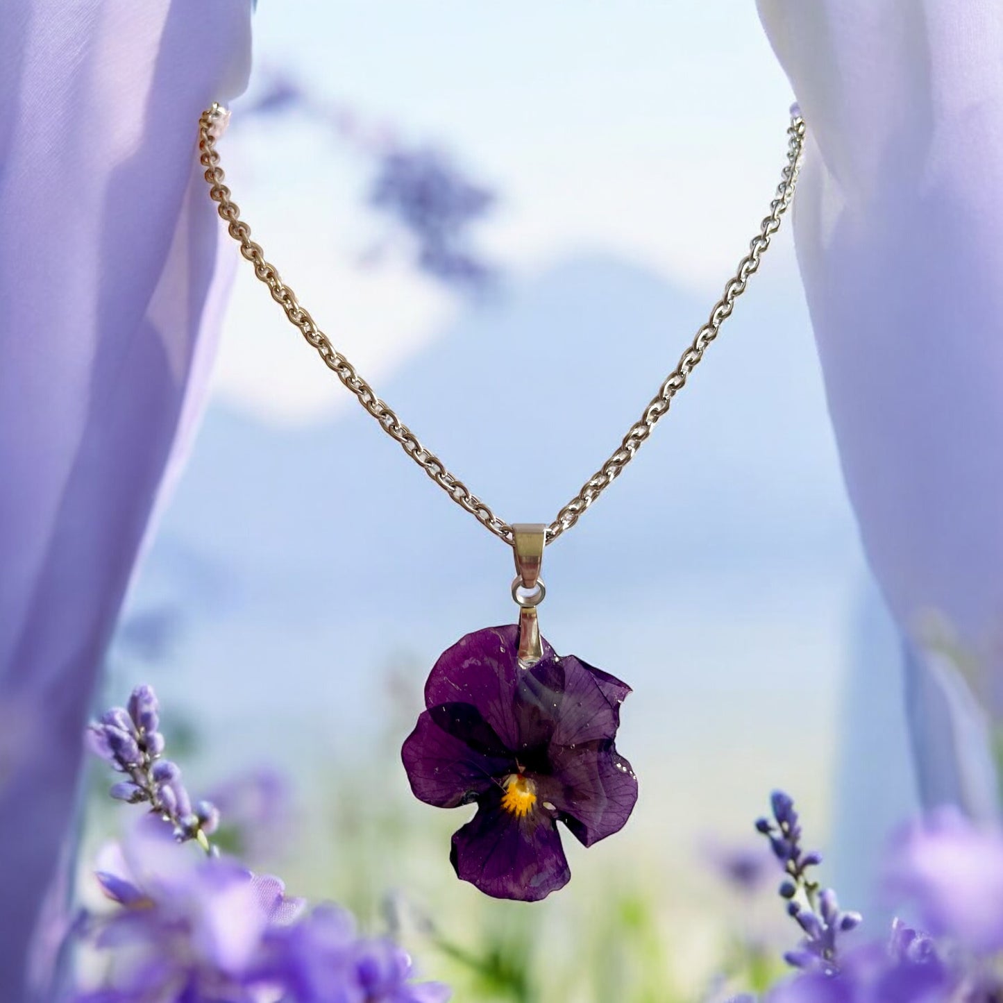 Pendentif fleur Pensée violette petit cœur jaune