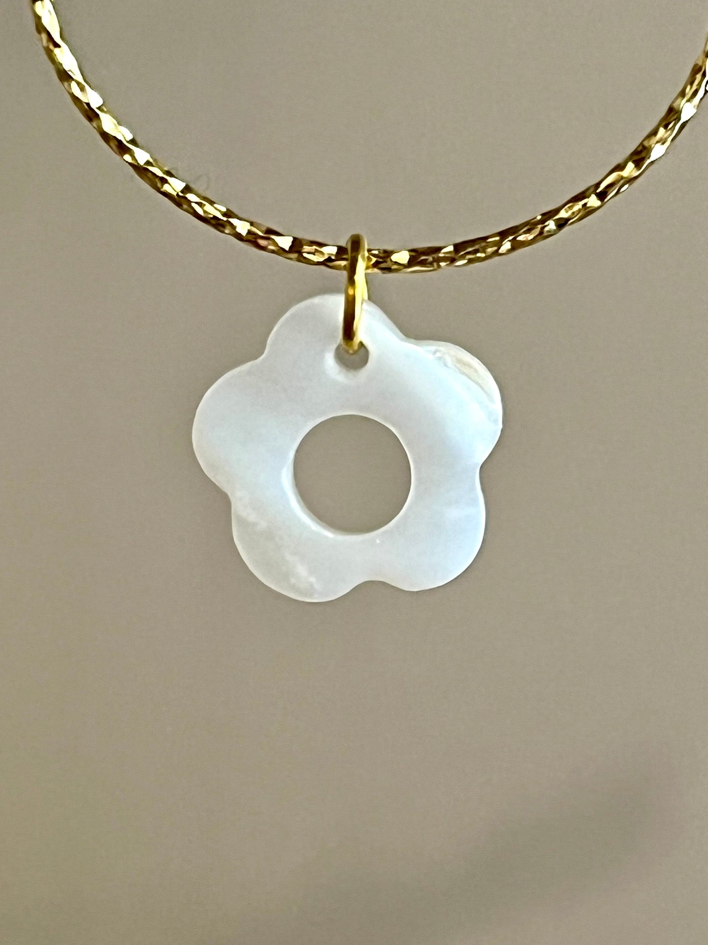 Boucles d’oreilles bohème fleurs séchées – Doré & nacre