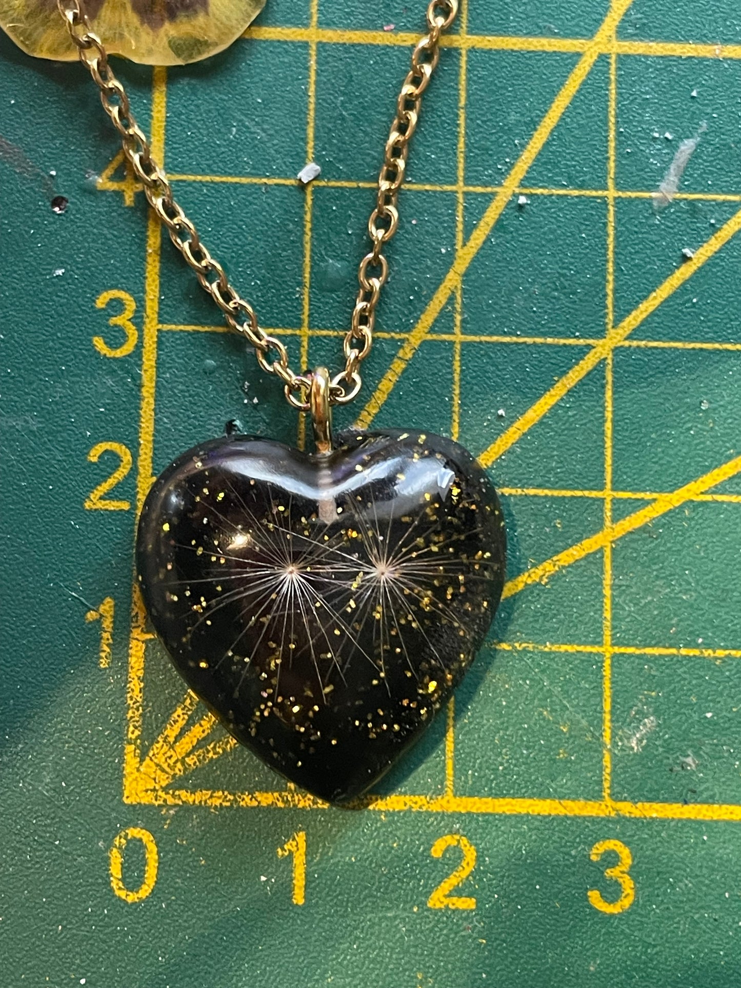 Collier cœur de pissenlit vert foncé