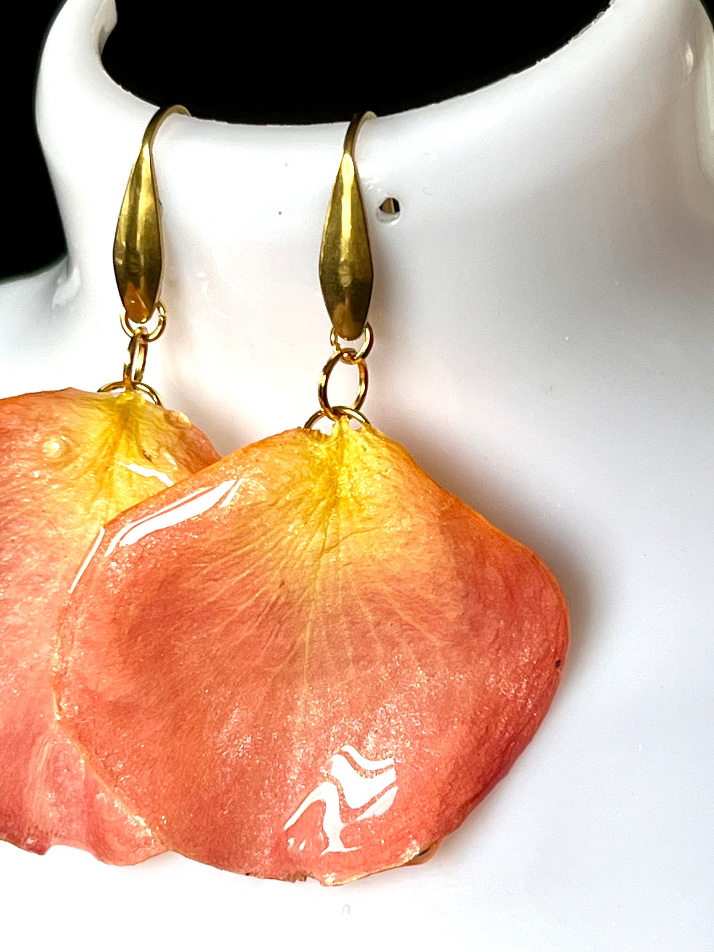 🌹 Boucles d’oreilles en pétales de rose – Résine & doré