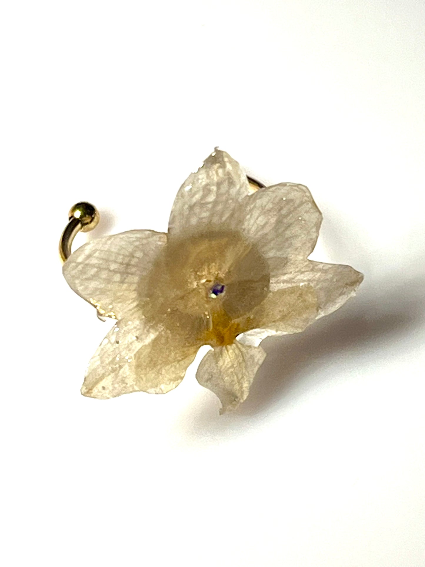 Bague mini orchidée blanche effet irisé