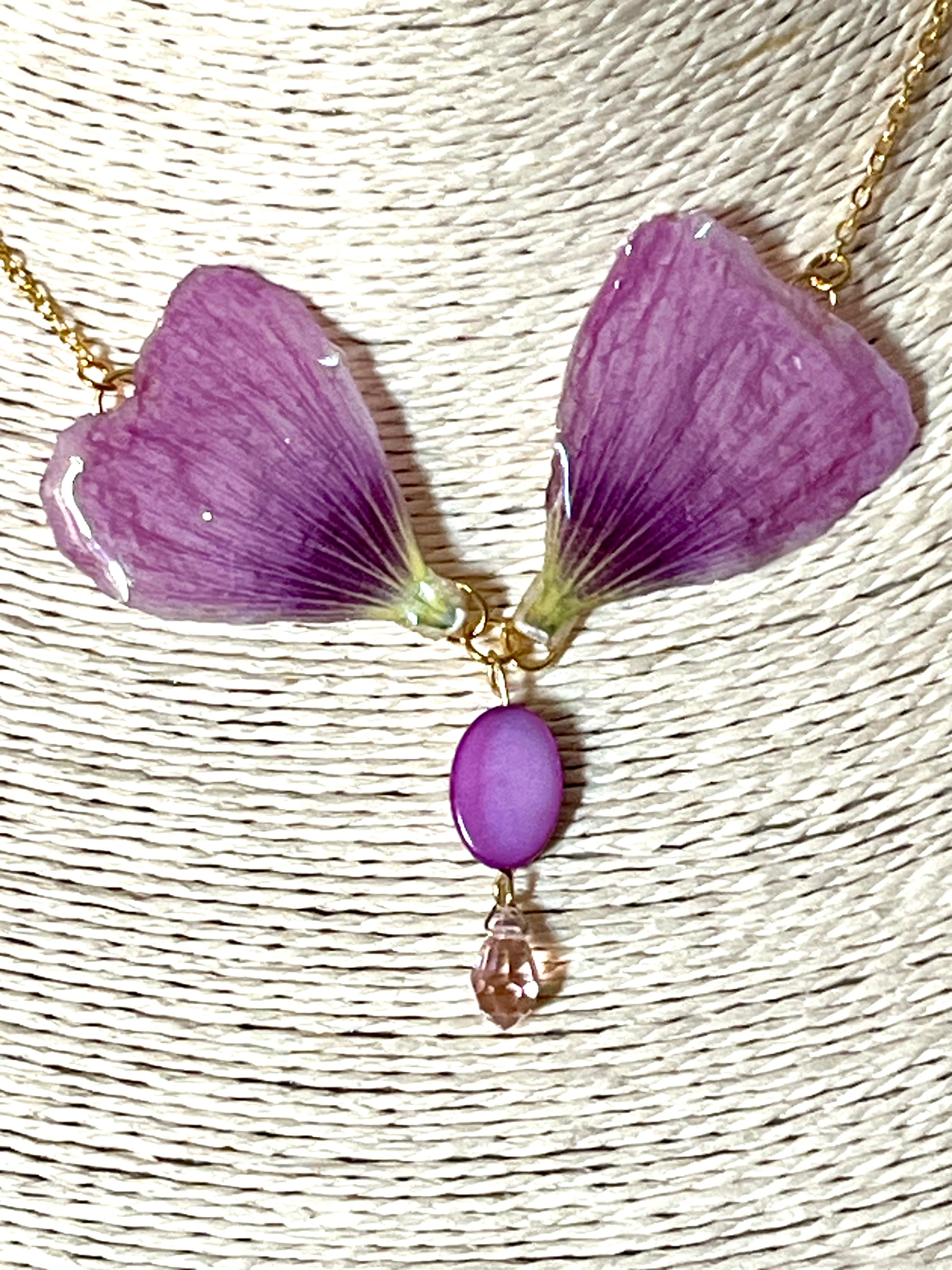 Collier Ailes de Fée – Rose Trémière & Cristal Preciosa
