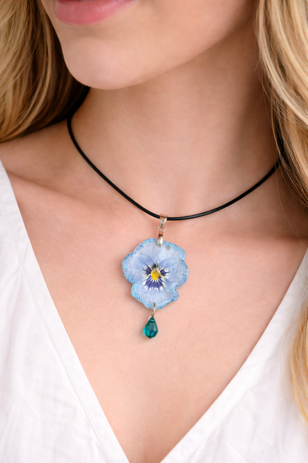 Collier “Pensée Bleue” – Fleur naturelle encapsulée
