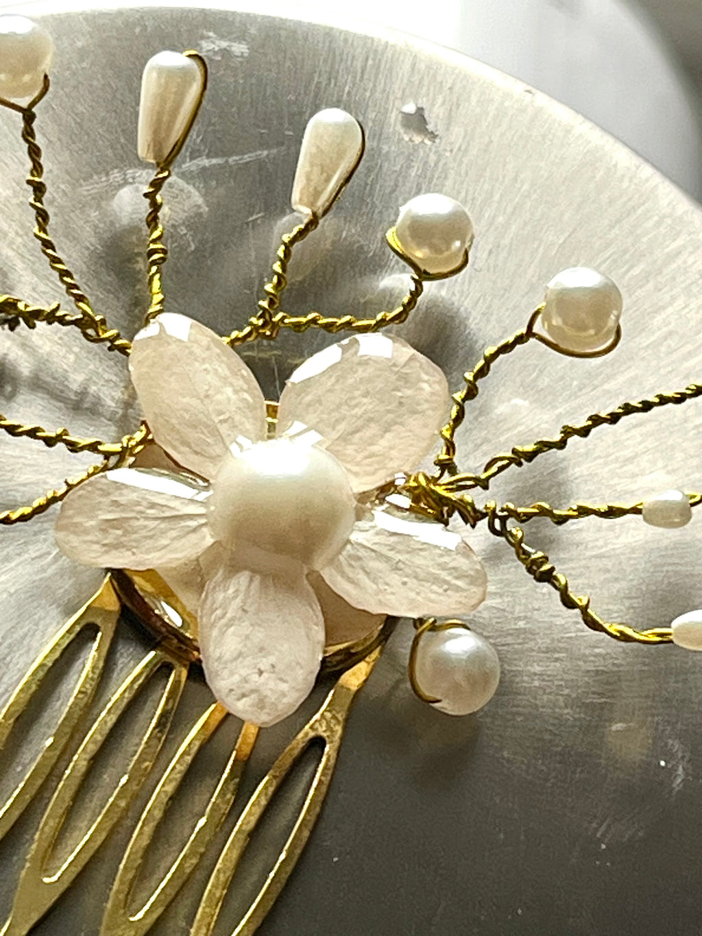 Peigne de mariage Fleur d’Or – Perles nacrées et dorures