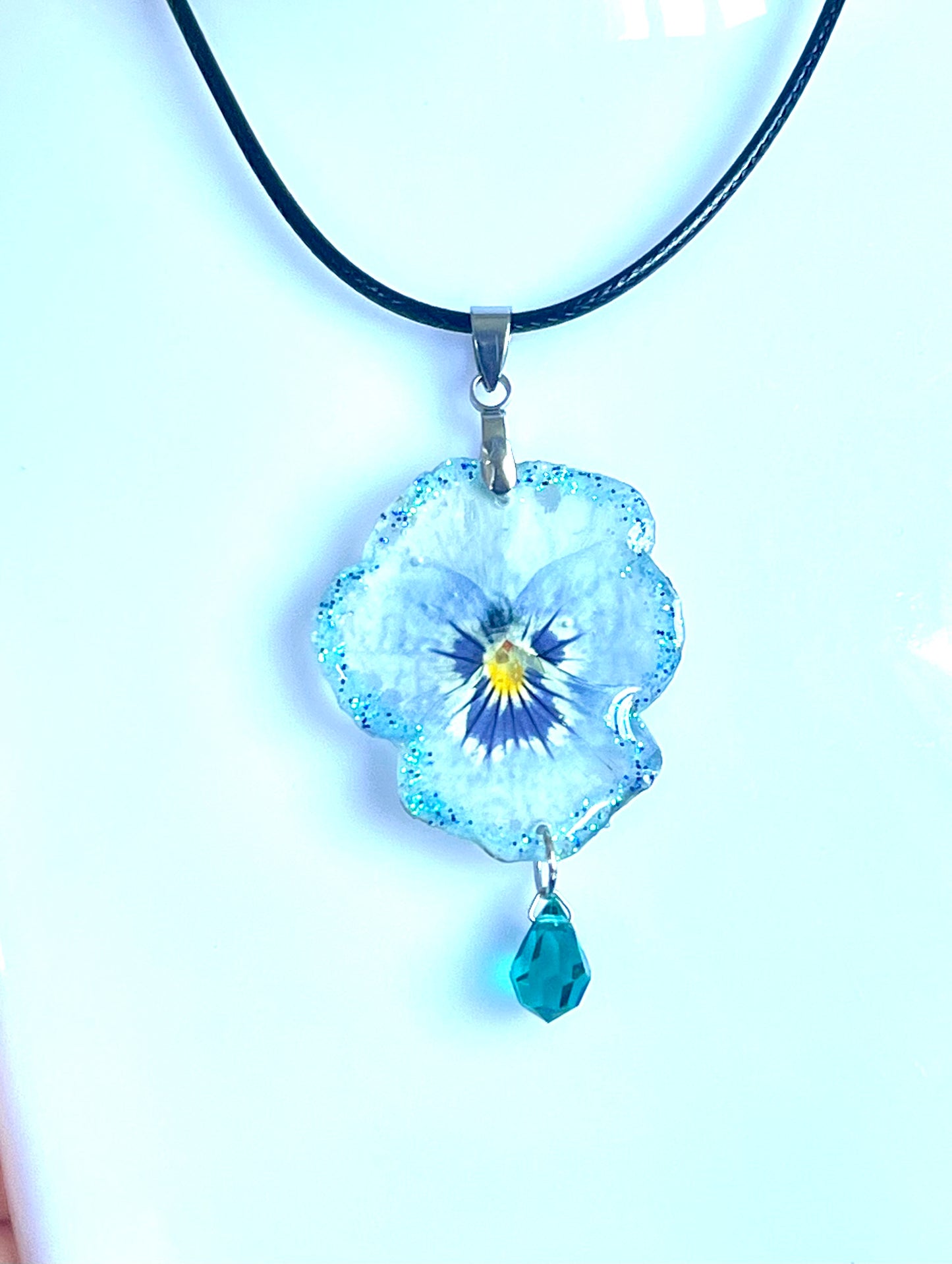Collier “Pensée Bleue” – Fleur naturelle encapsulée