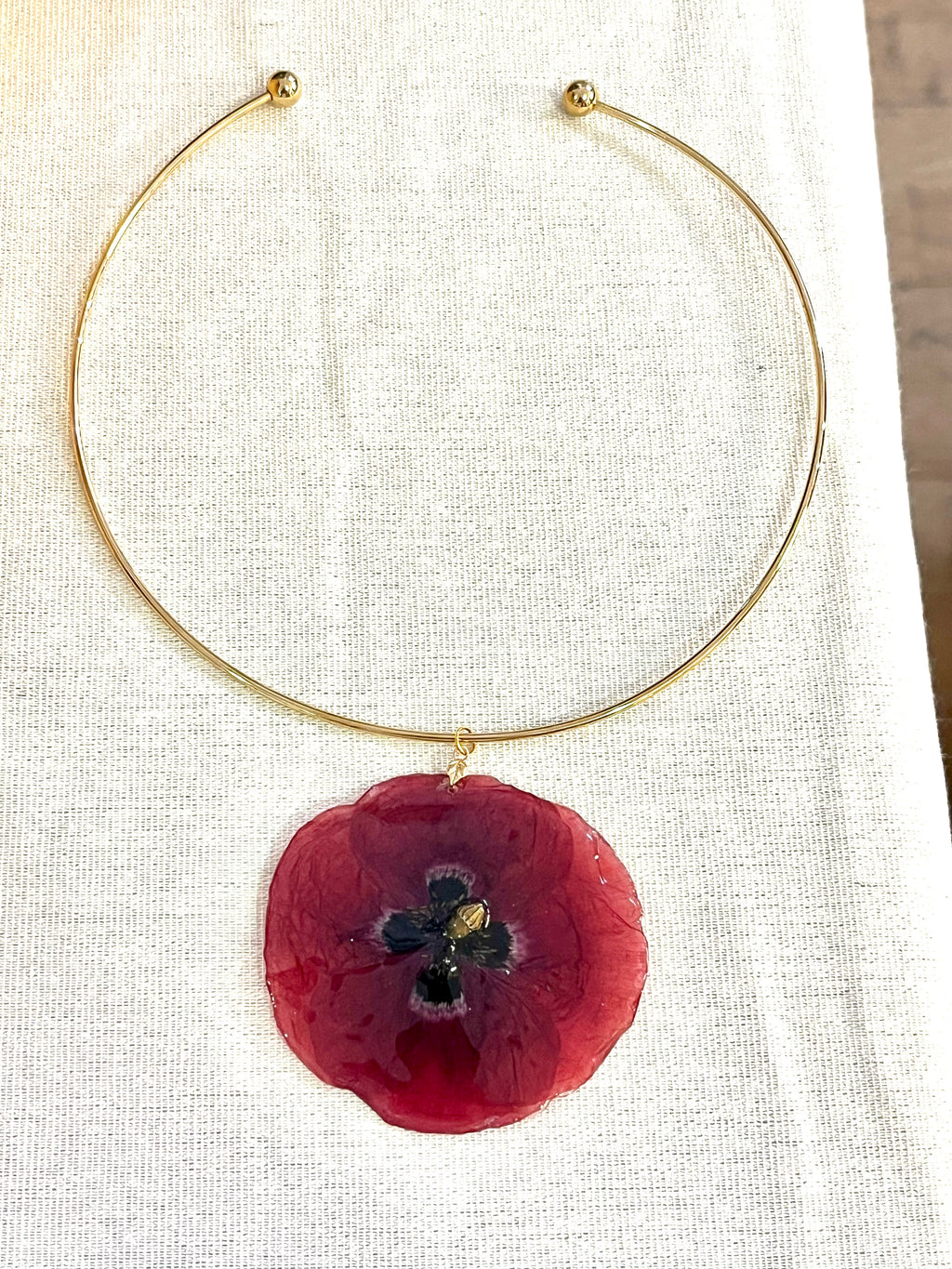 Collier torque doré – Fleur naturelle Coquelicot éternisée en résine