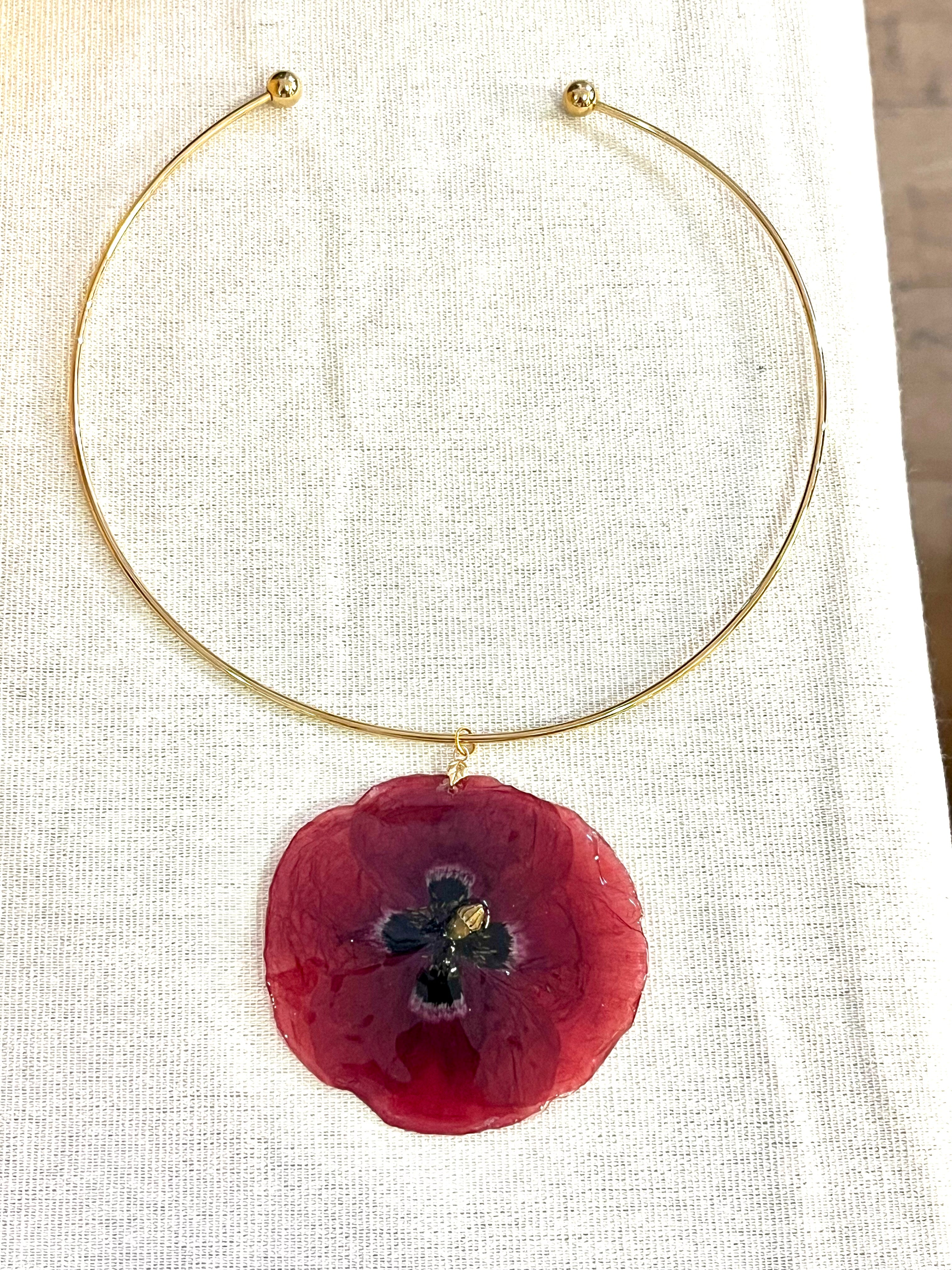 Collier torque doré – Fleur naturelle Coquelicot éternisée en résine