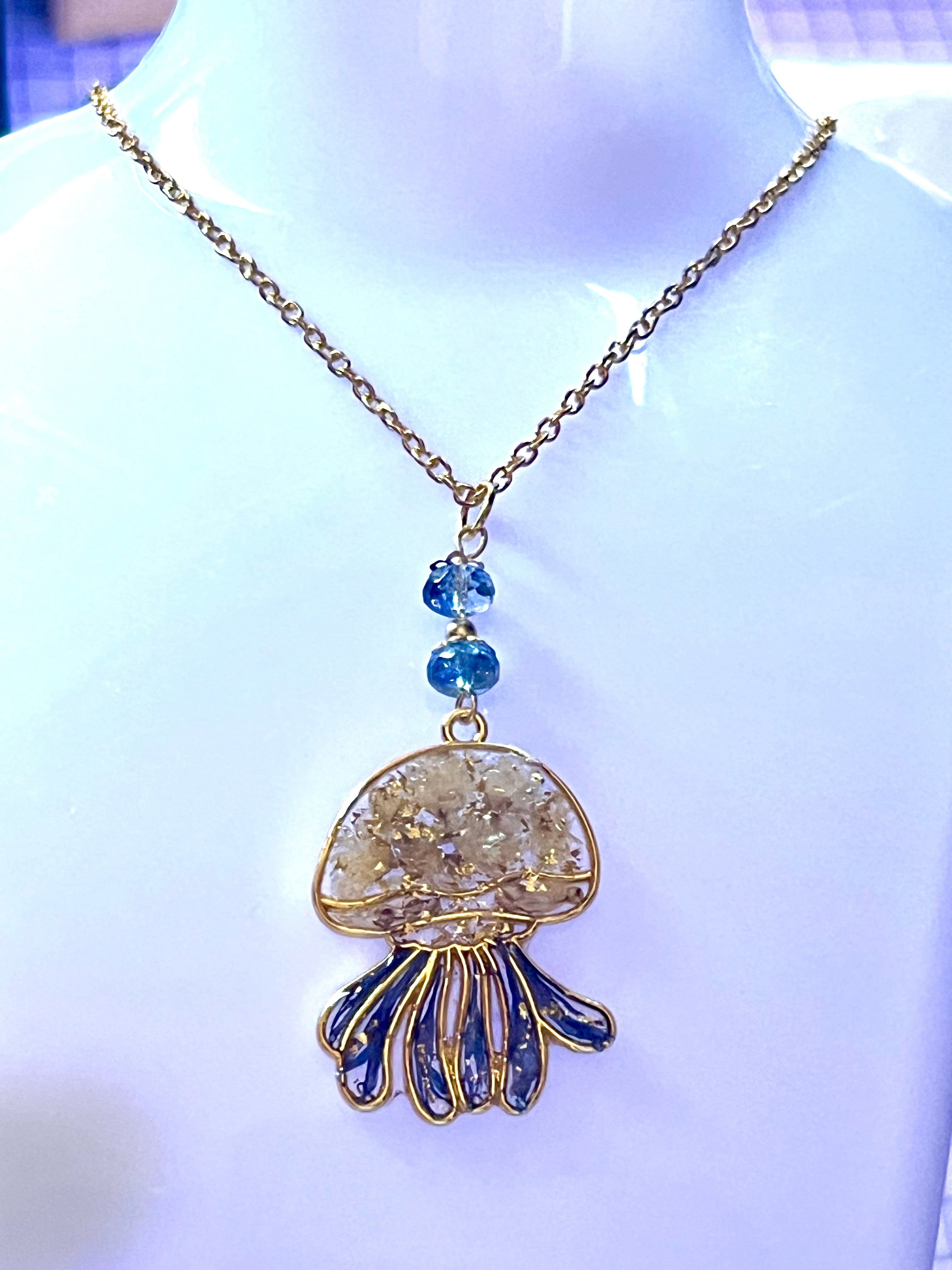 Collier Méduse – Fleurs naturelles gypsophile & bleuet