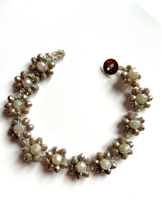 Bracelet fleurs en perles de verre taupe & nacré