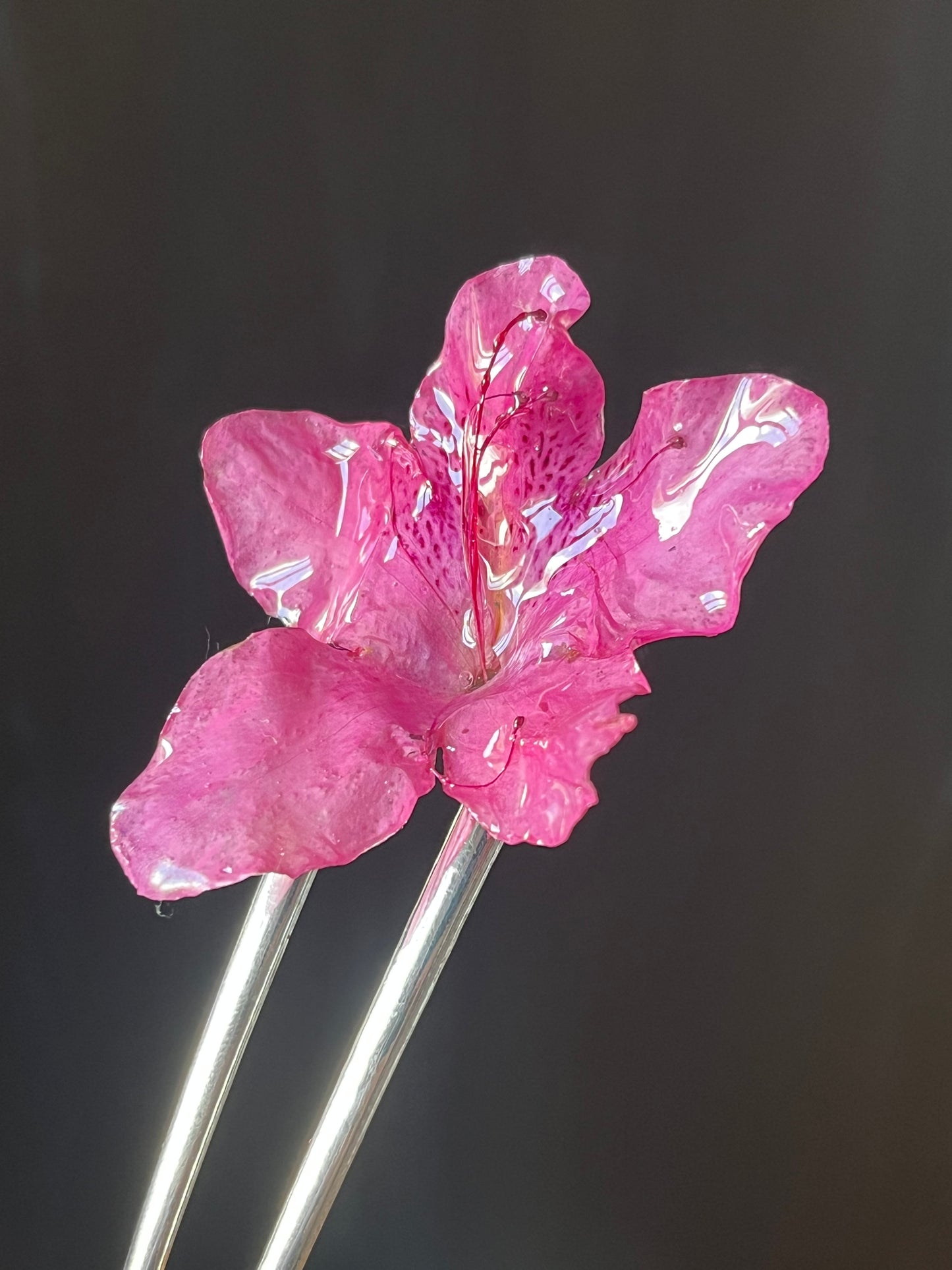 Pic à cheveux fleur naturelle Rhododendron rose – Accessoire bohème élégant