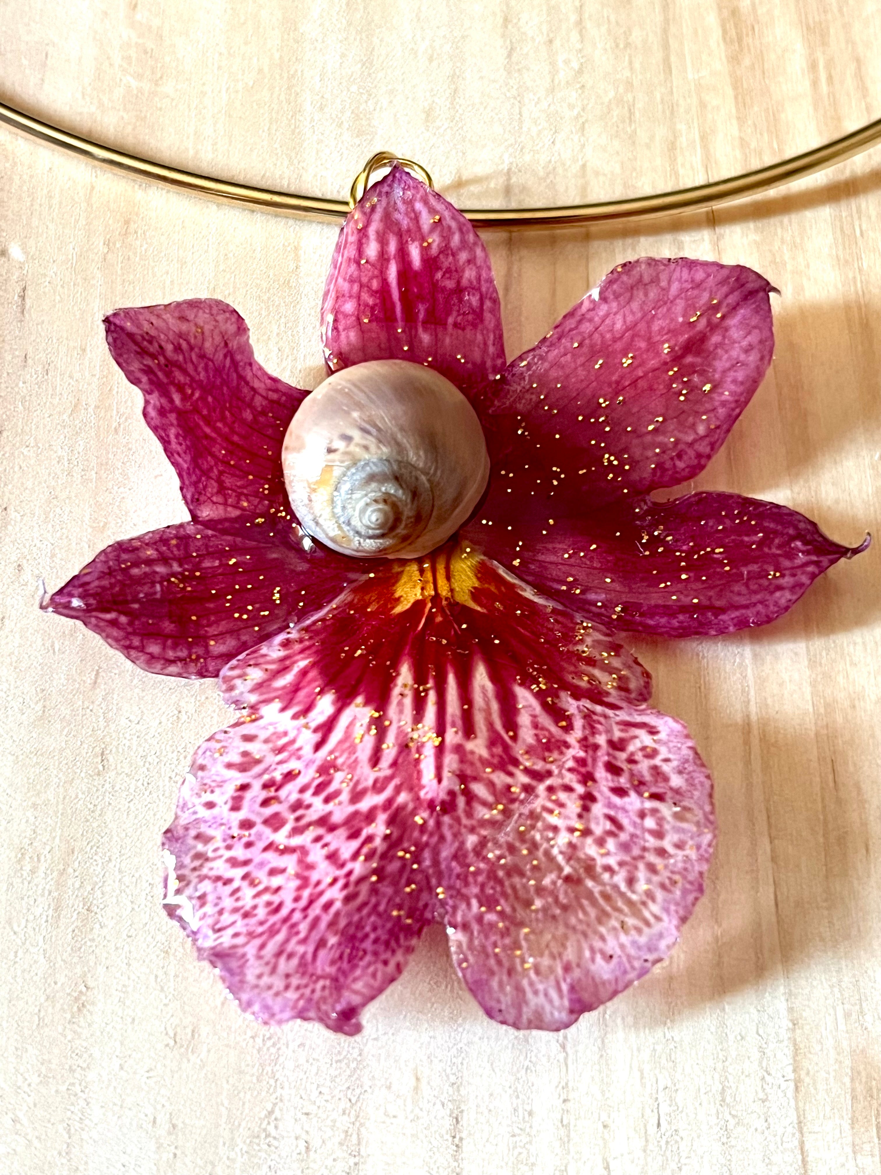 Collier ras-du-cou orchidée cambria naturelle et coquillage