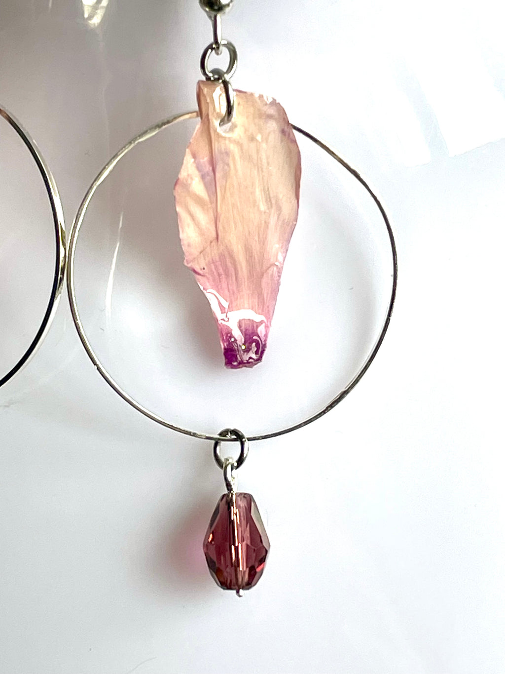 Boucles d’oreilles pétales de cyclamen et perles de verre - Aux fleurs de Chloé Boucles d’oreilles pétales de cyclamen et perles de verre Boucles d’oreilles Boucles d’oreilles