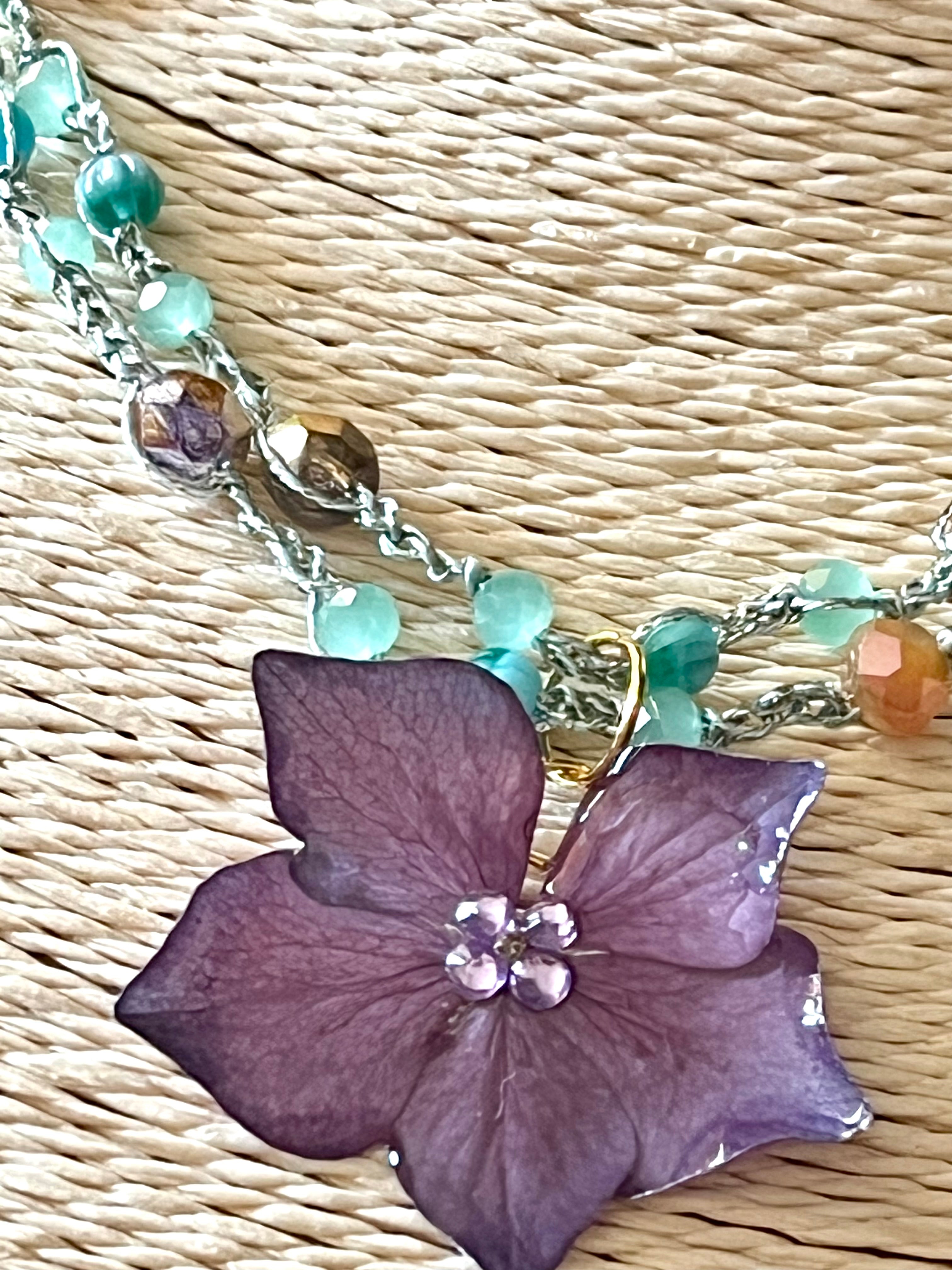 Collier hortensia violet réalisé au crochet – Fleur naturelle